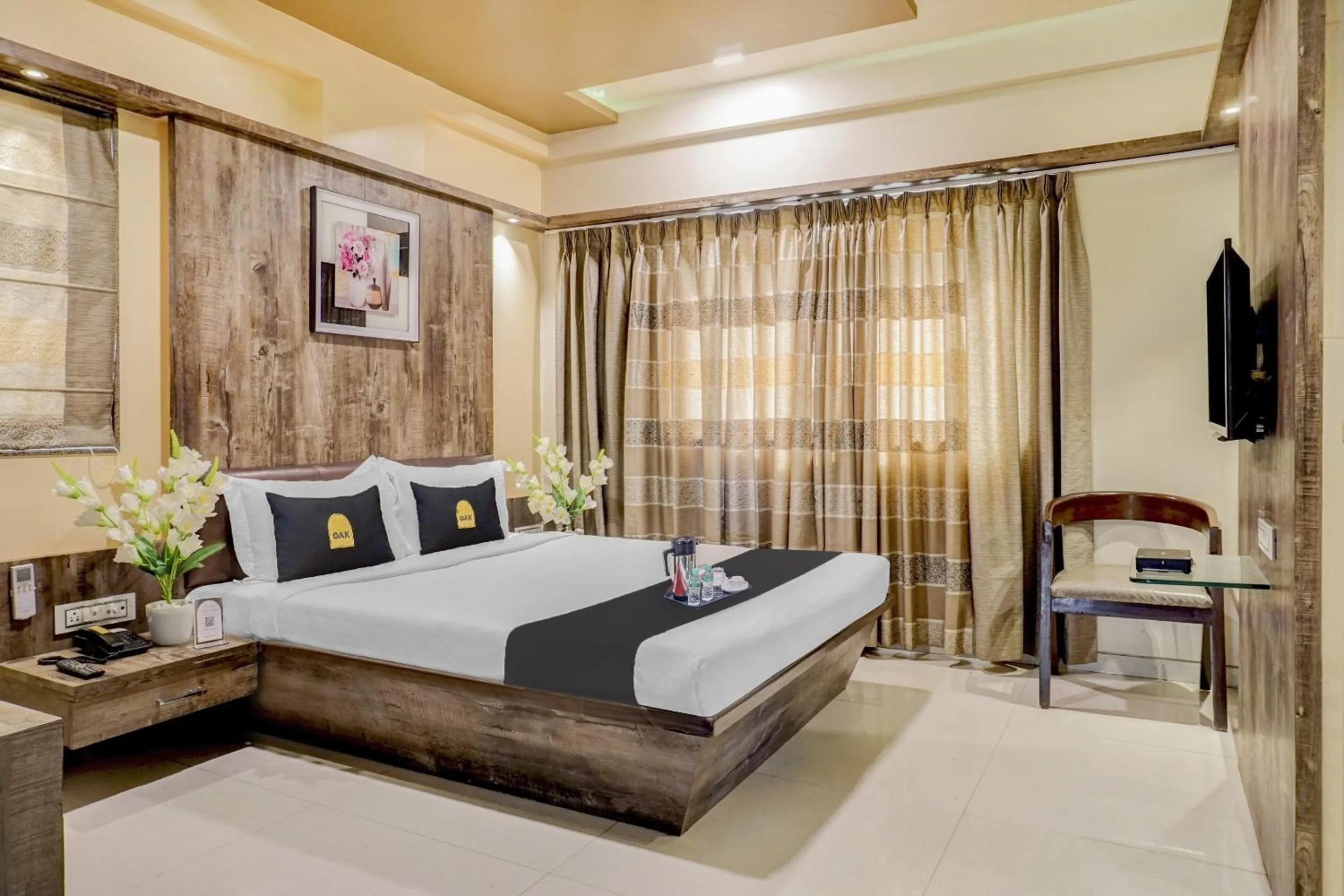 Bedroom, Bed in Super Townhouse OAK Regal Inn Near Sant Tukaram Nagar Metro Station