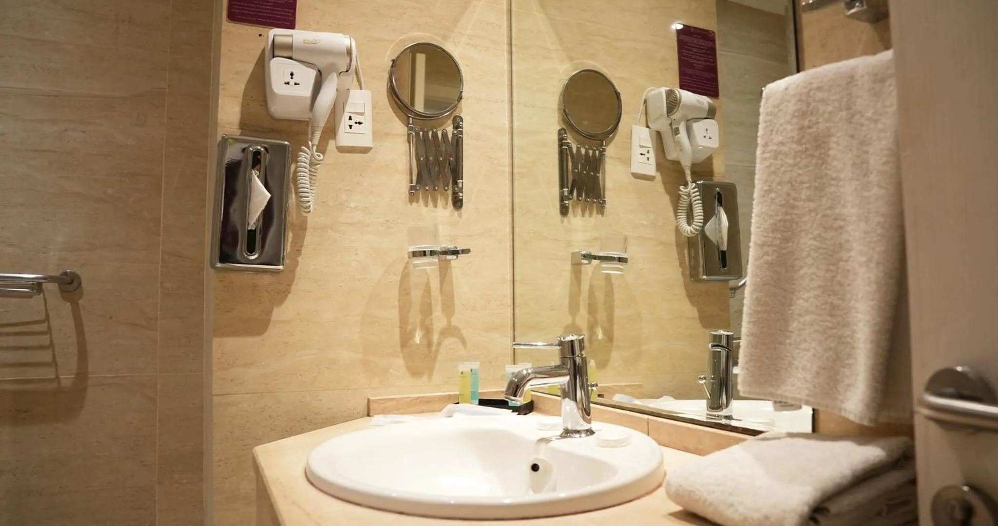 Shower in Amman West Luxury Hotel By Azar