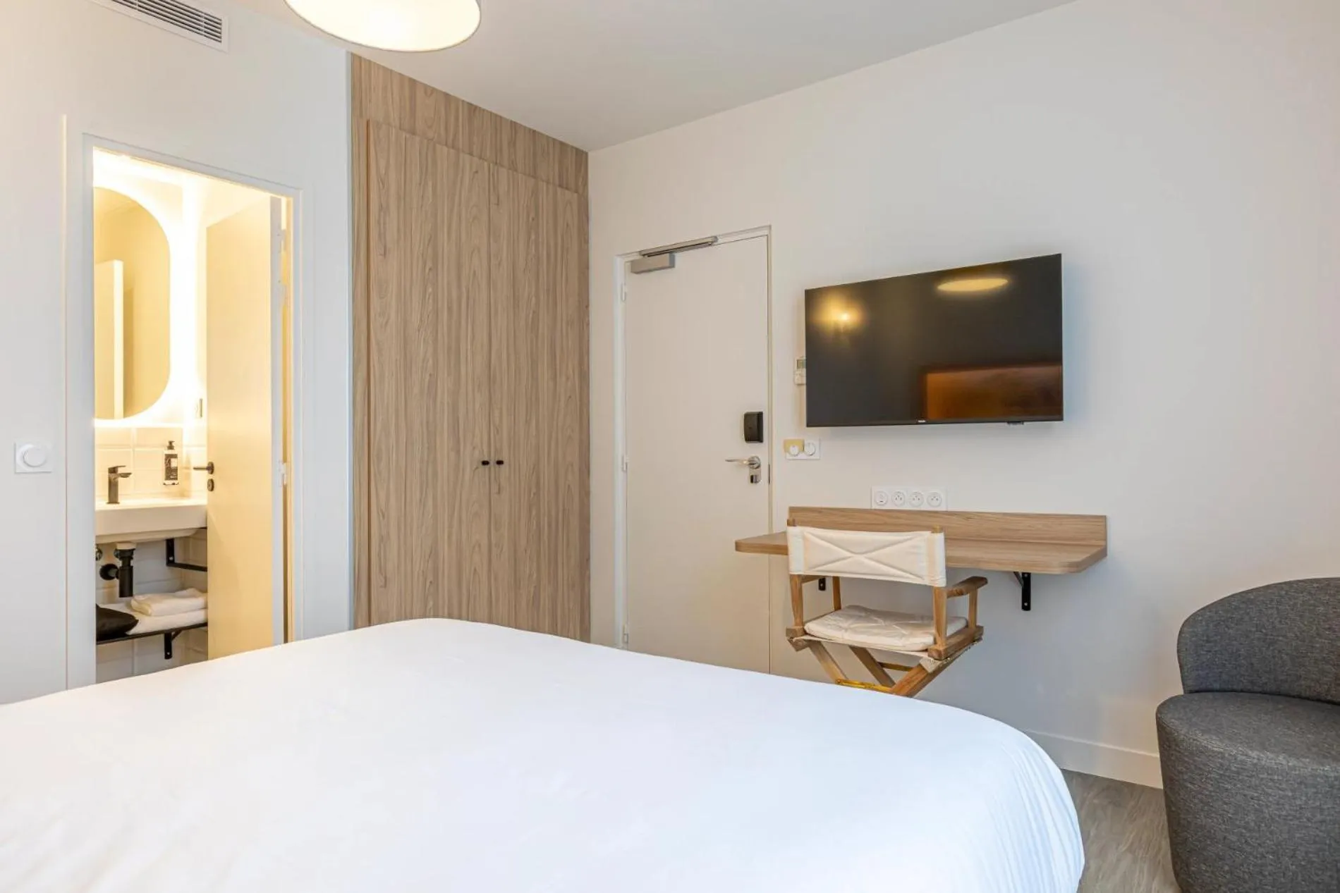 TV and multimedia, Bed in Dantan Hôtel