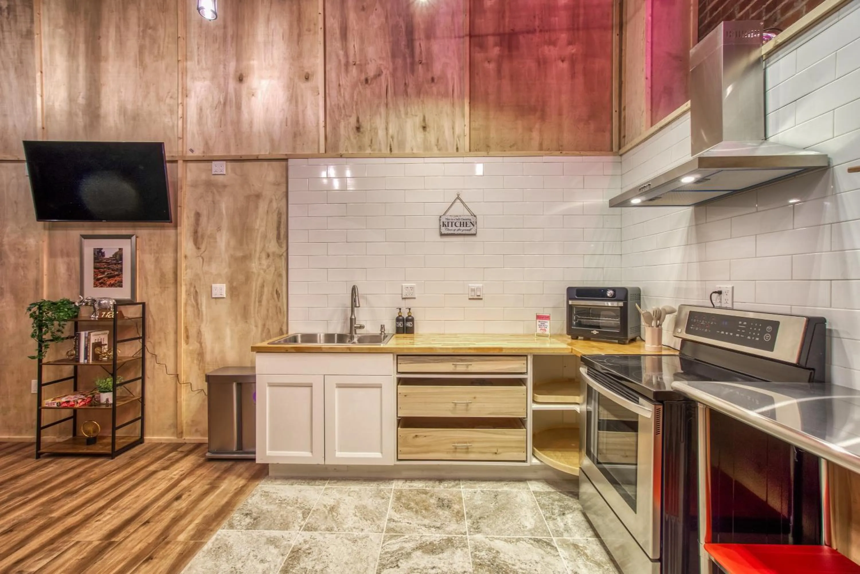 Communal lounge/ TV room in Ram's Hotel