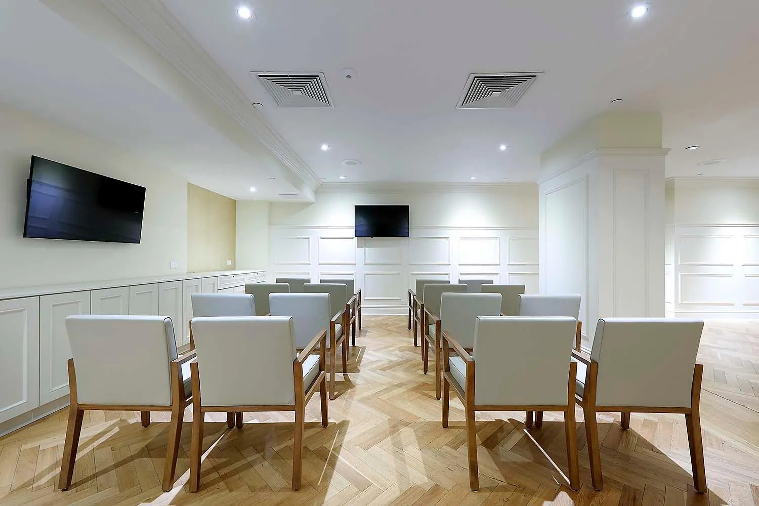 Communal lounge/ TV room in Eurostars Langford