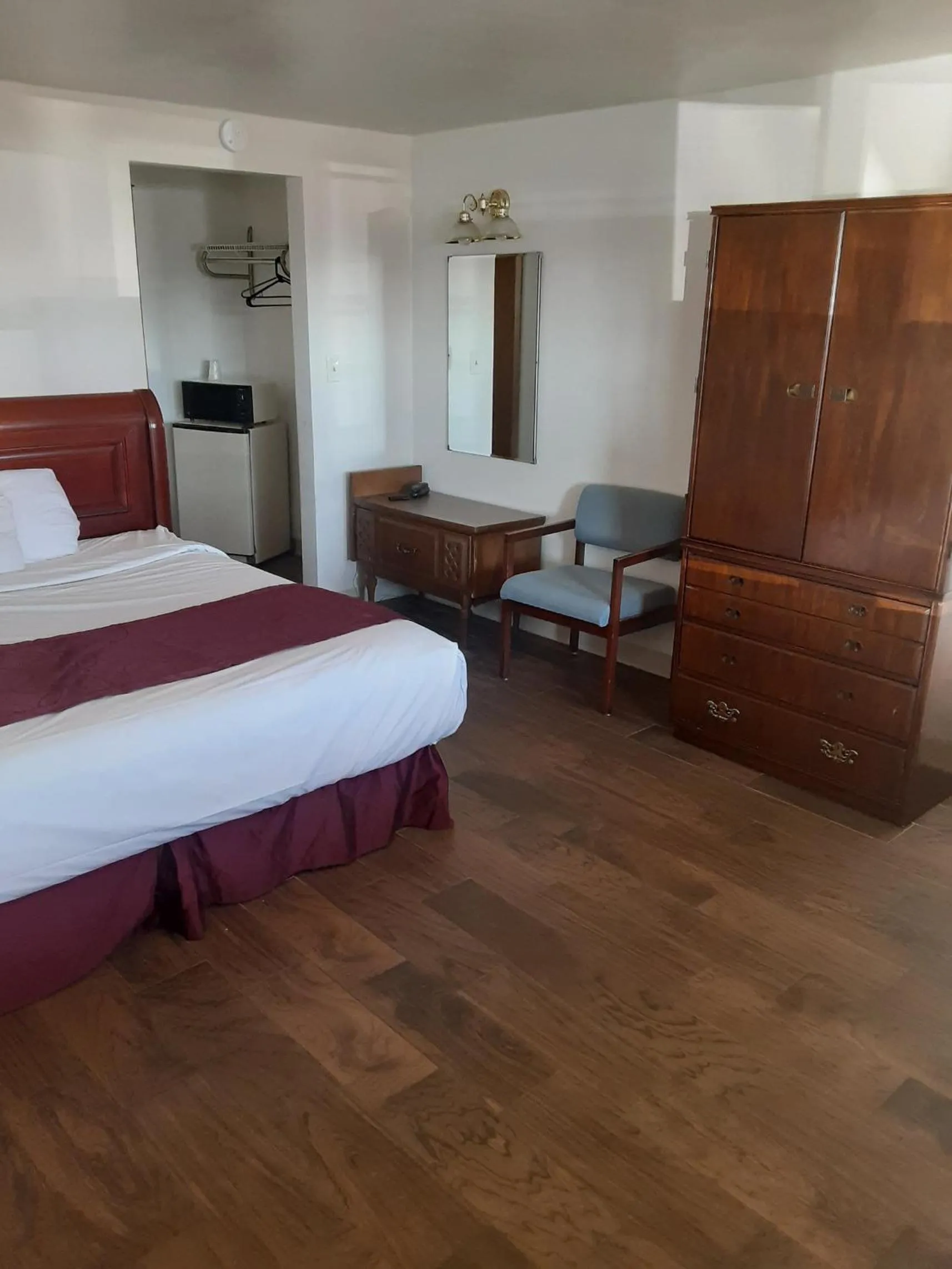 Photo of the whole room, Bed in Hotel Blue Top Inn