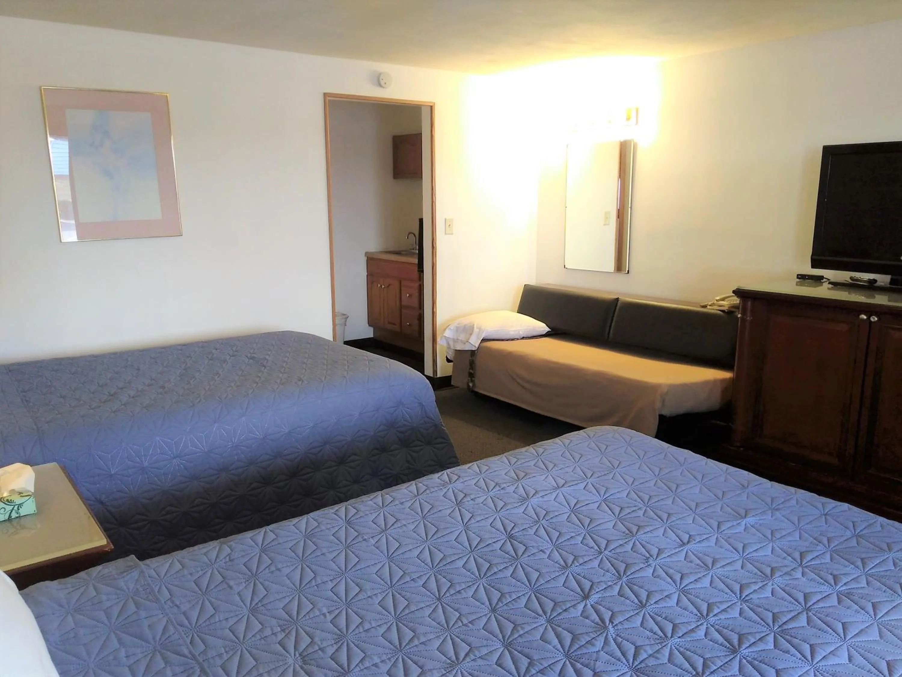 Kitchen or kitchenette, Bed in Hotel Blue Top Inn