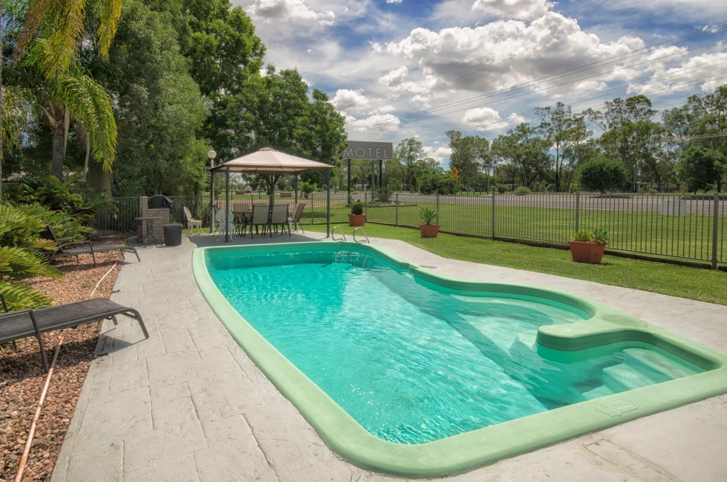 Swimming pool in Biloela Countryman Motel