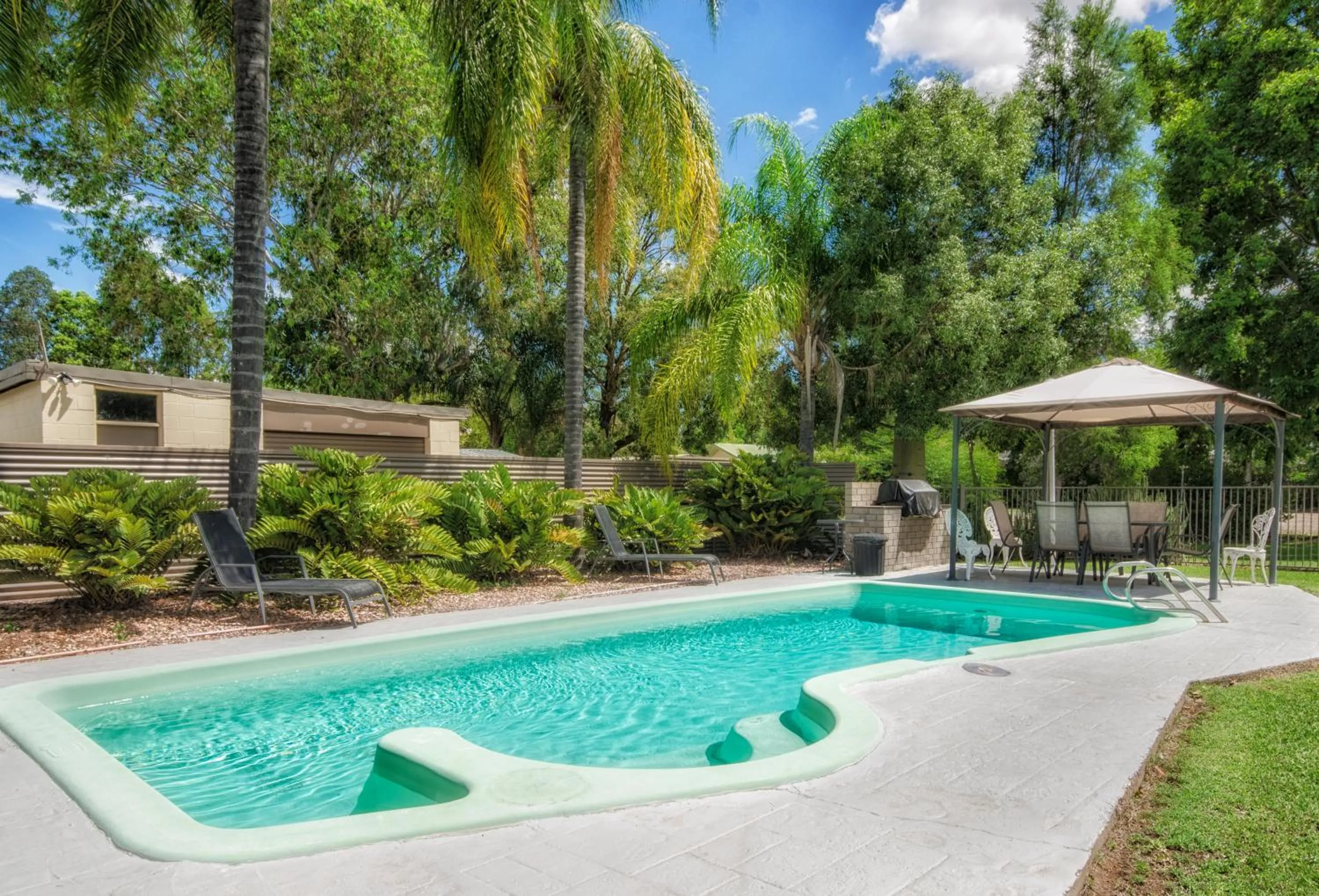 Swimming pool in Biloela Countryman Motel