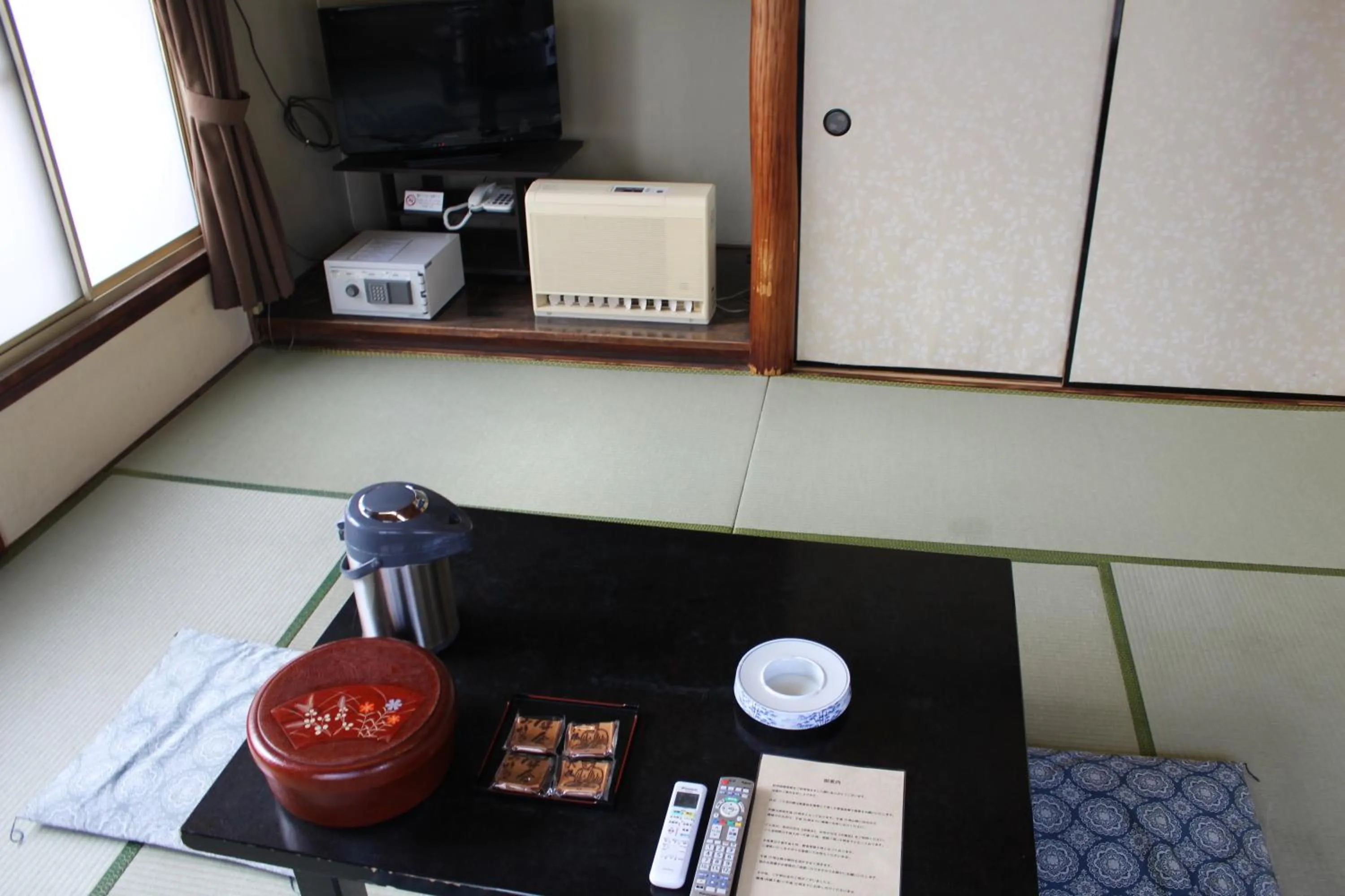 Photo of the whole room in Kinokuniya Ryokan