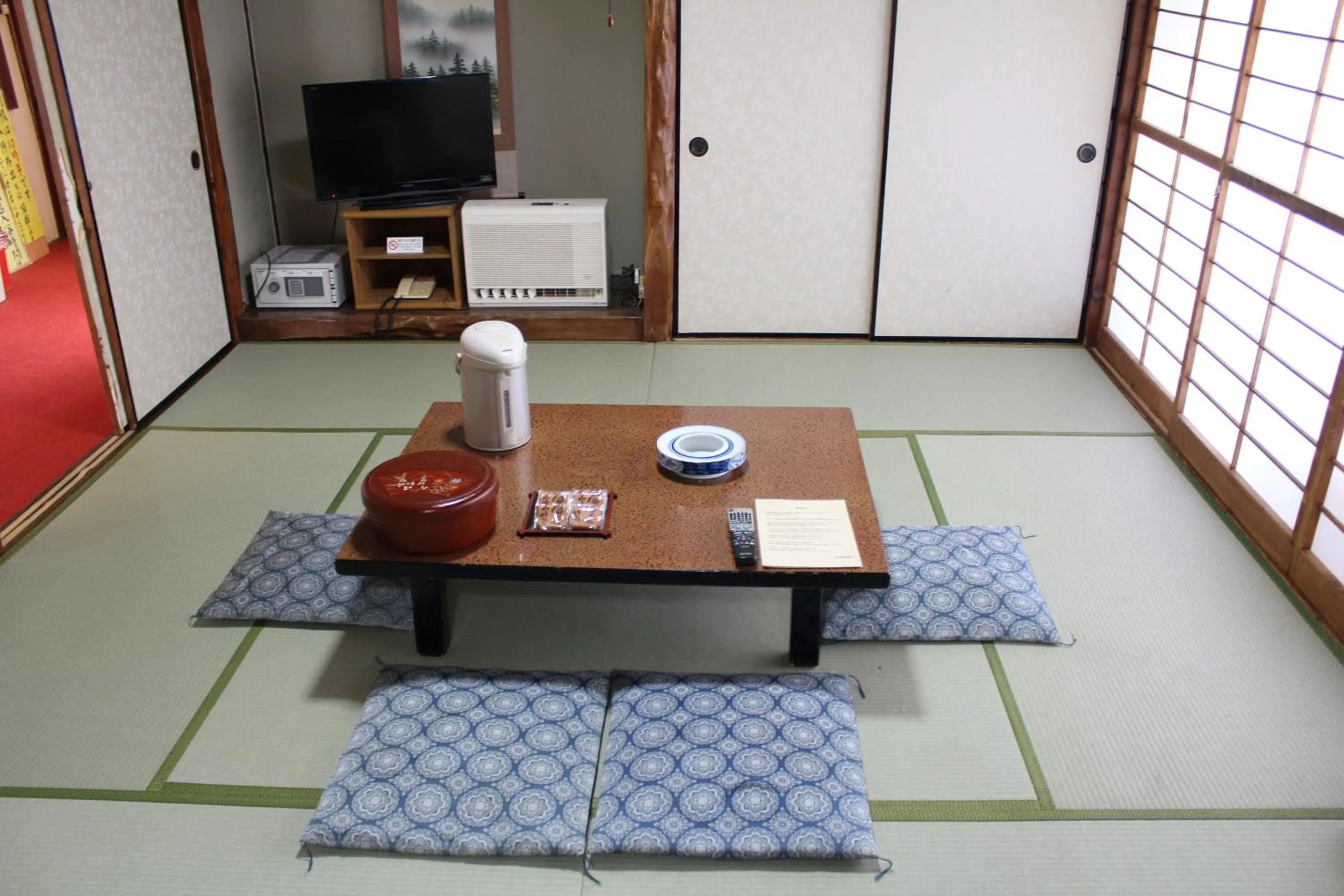 Photo of the whole room in Kinokuniya Ryokan
