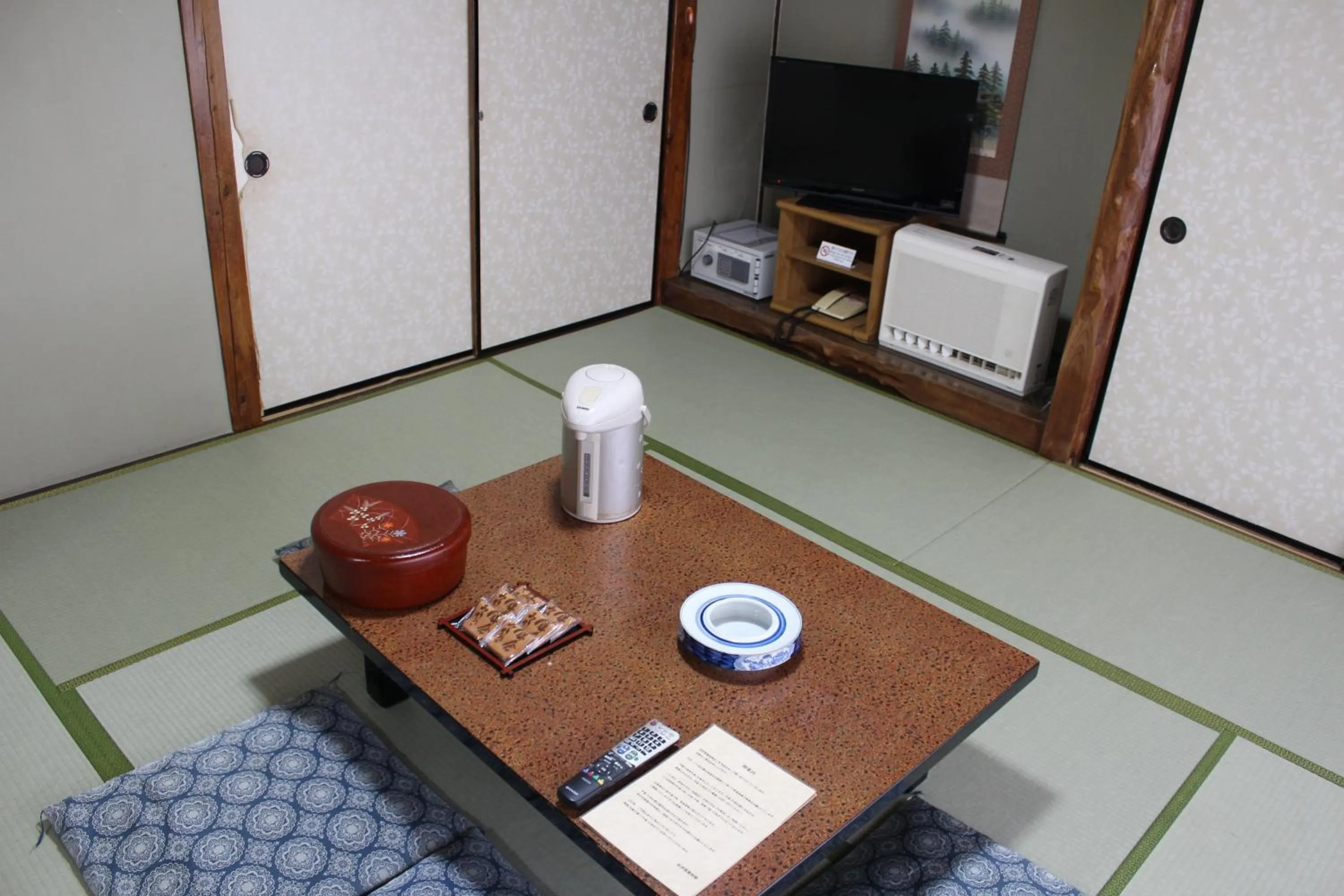Photo of the whole room in Kinokuniya Ryokan