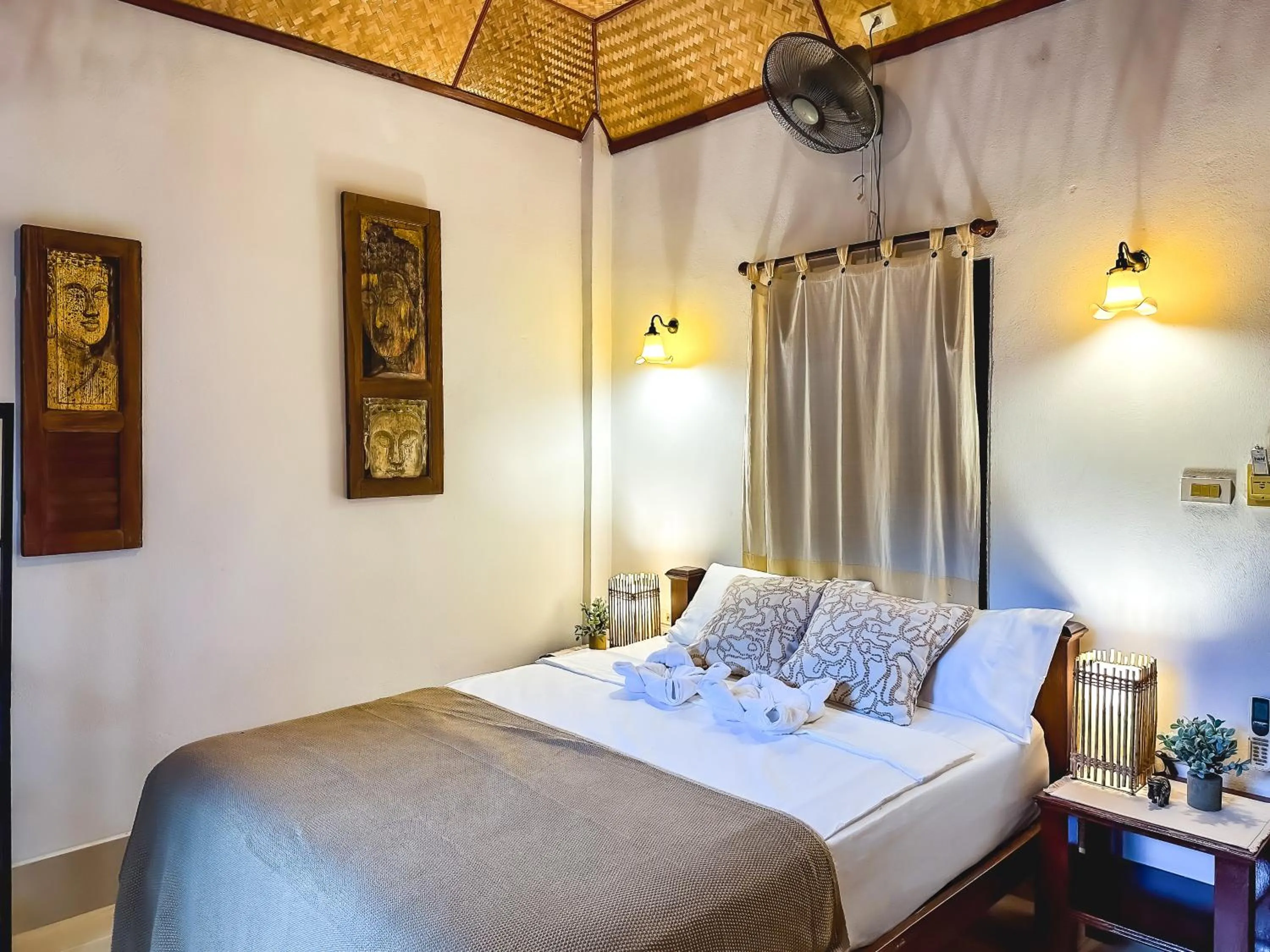 Bed in Shanti Lodge Phuket