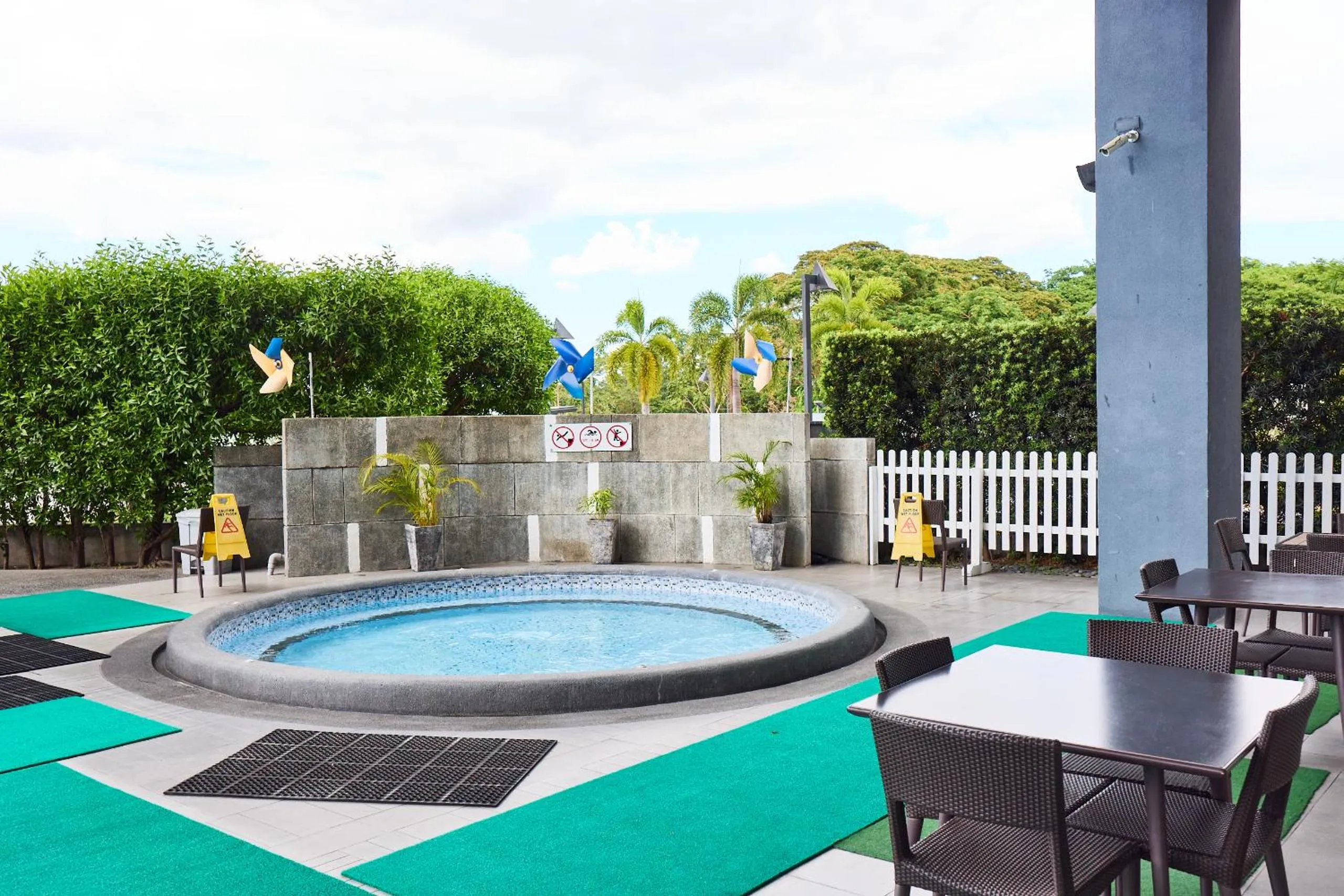 Swimming pool in Midori Clark Hotel and Casino