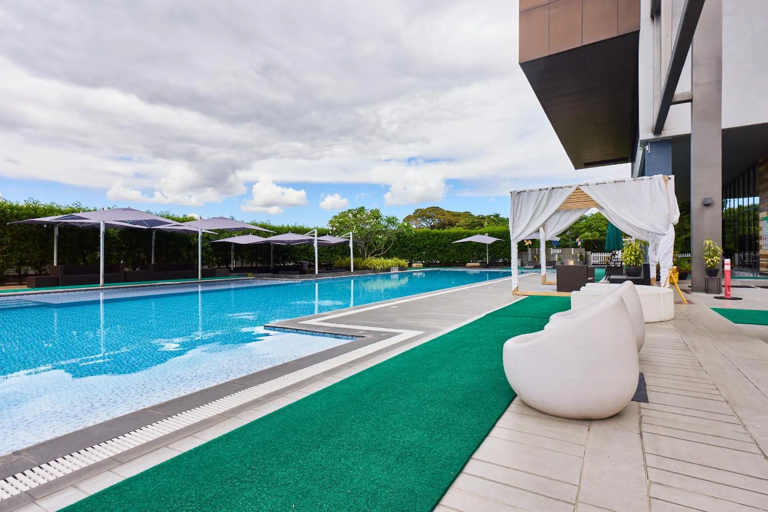 Swimming pool in Midori Clark Hotel and Casino