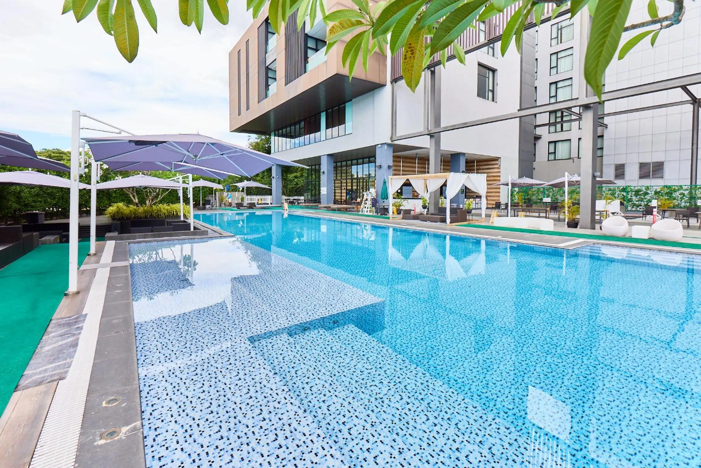 Swimming pool in Midori Clark Hotel and Casino