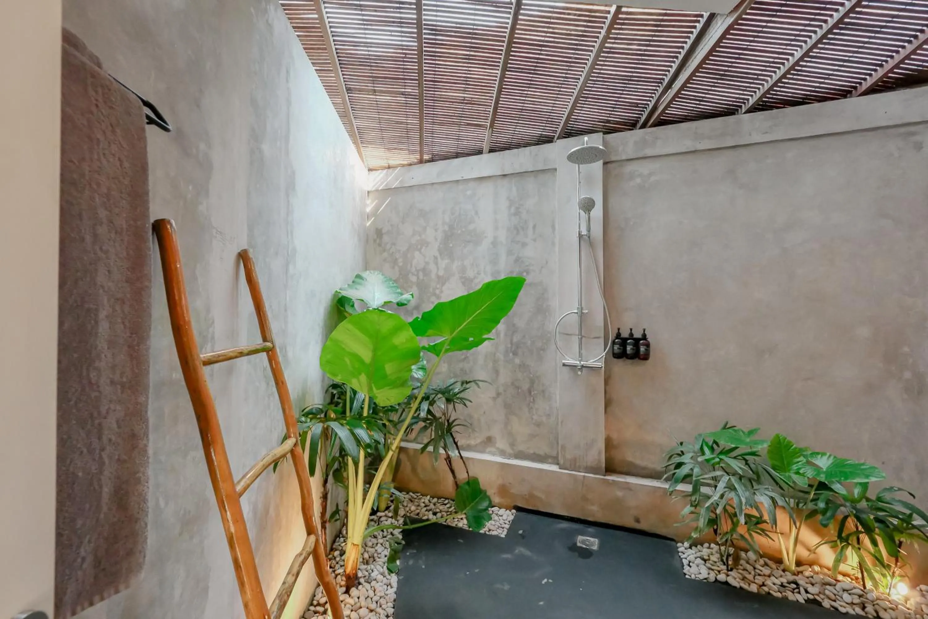 Shower in The Room Padang-Padang