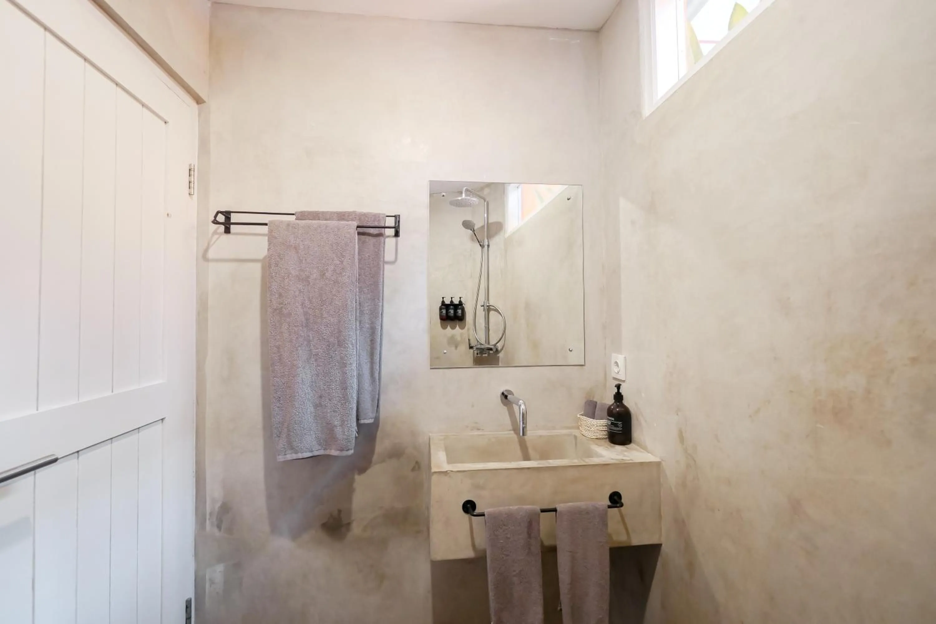 Bathroom in The Room Padang-Padang