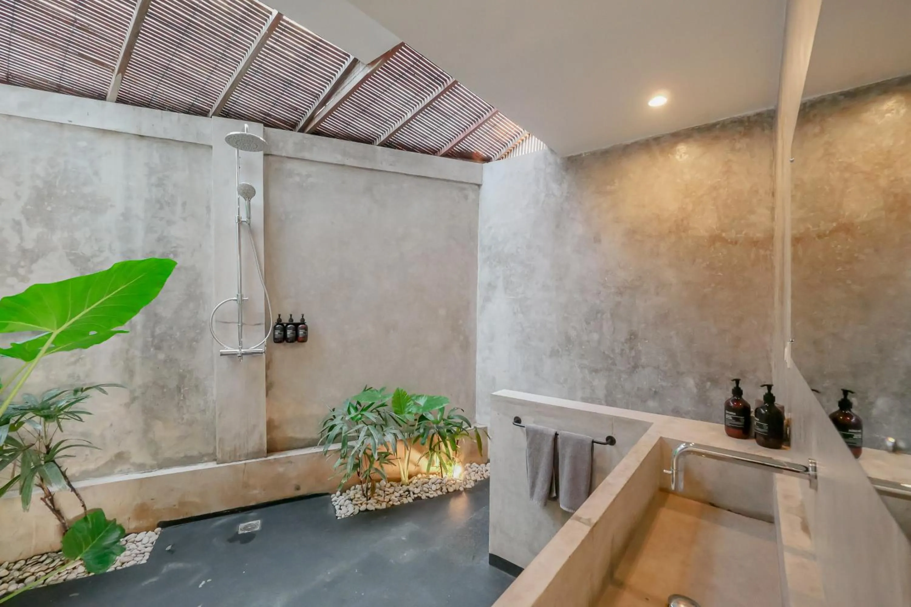 Bathroom in The Room Padang-Padang