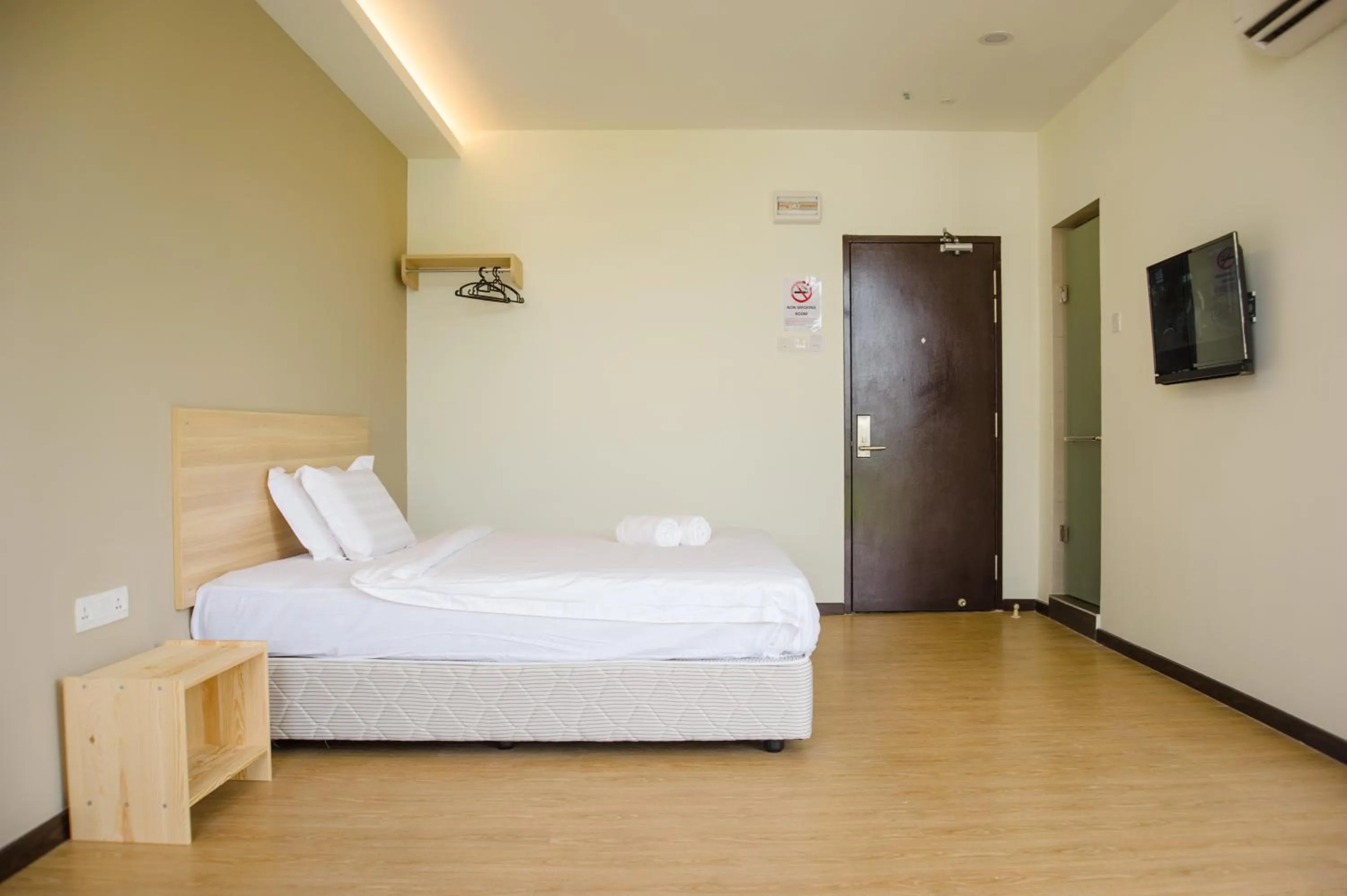 Photo of the whole room, Bed in 1 Orange Hotel Sungai Buloh