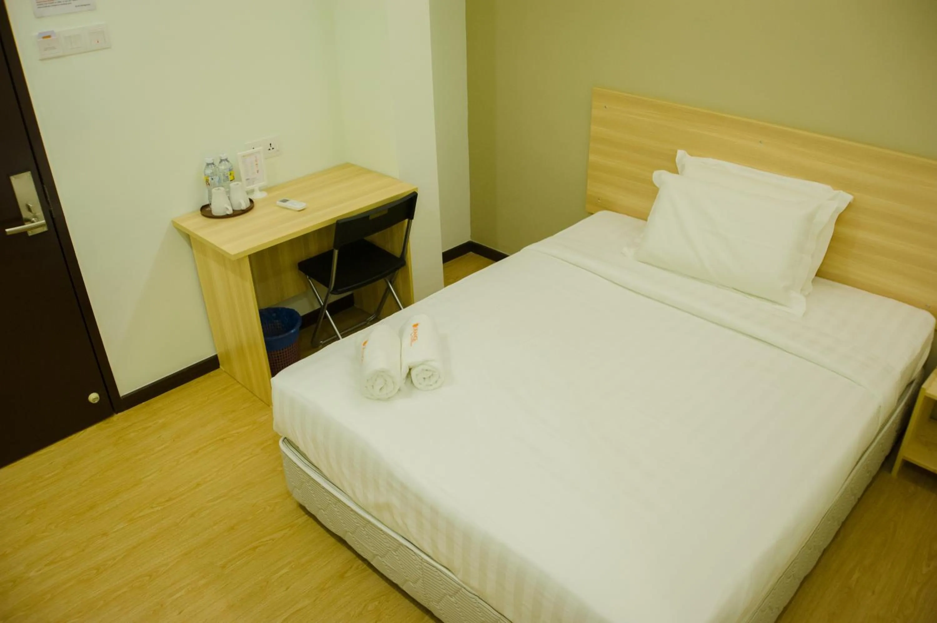 Photo of the whole room, Bed in 1 Orange Hotel Sungai Buloh