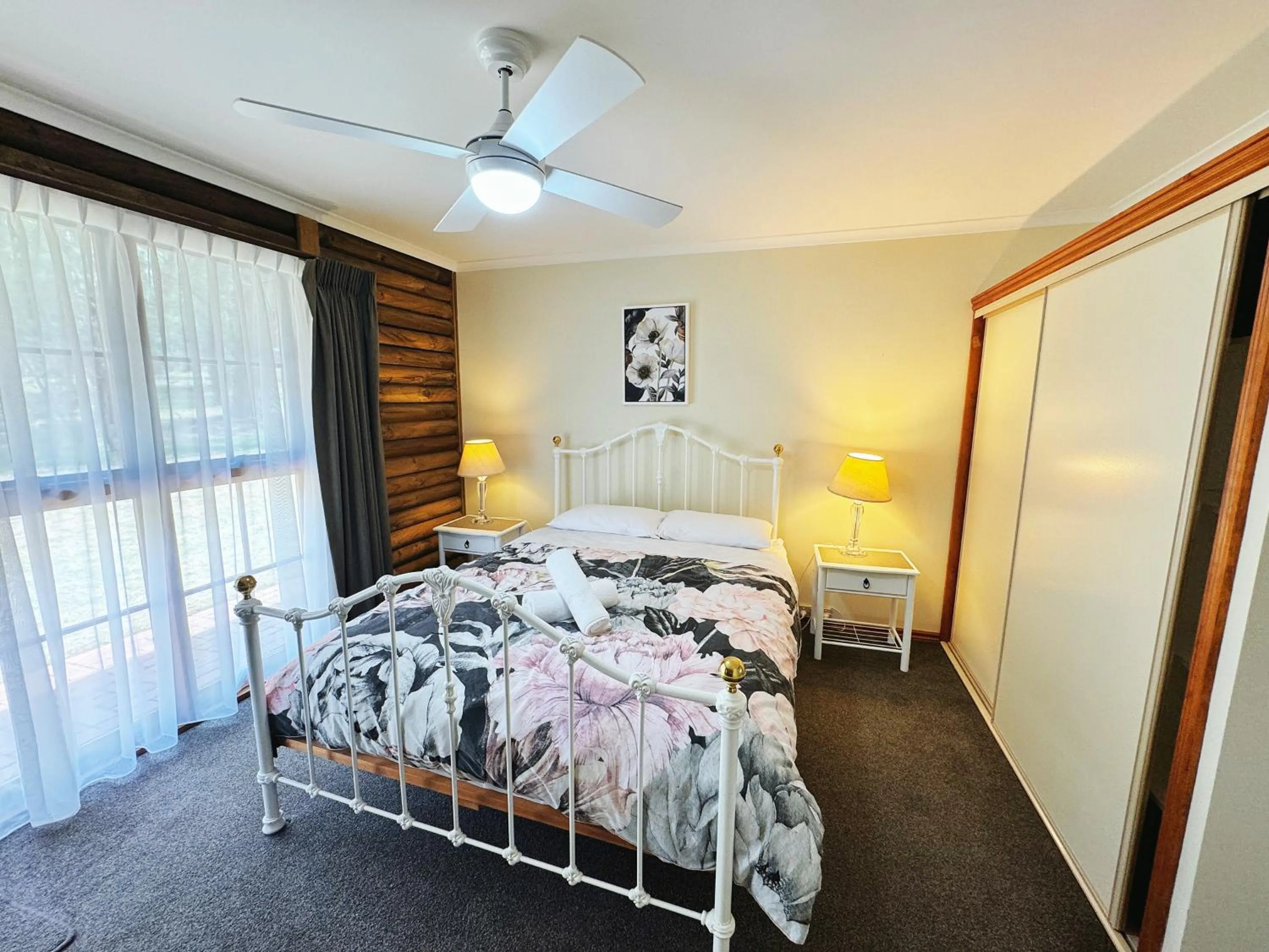 Bed in Halls Gap Log Cabins