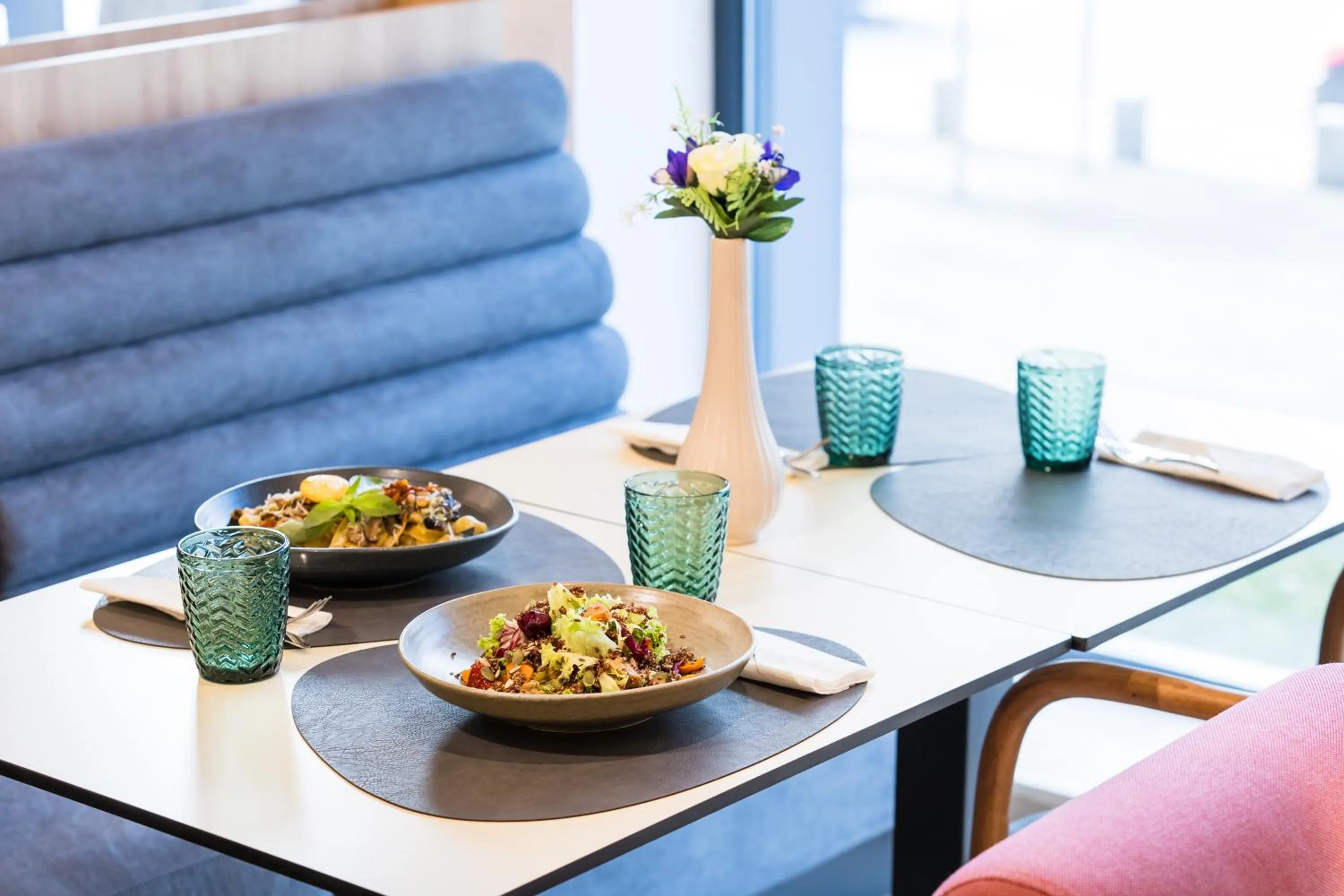 Restaurant/places to eat in Mercure Bucharest Cantemir