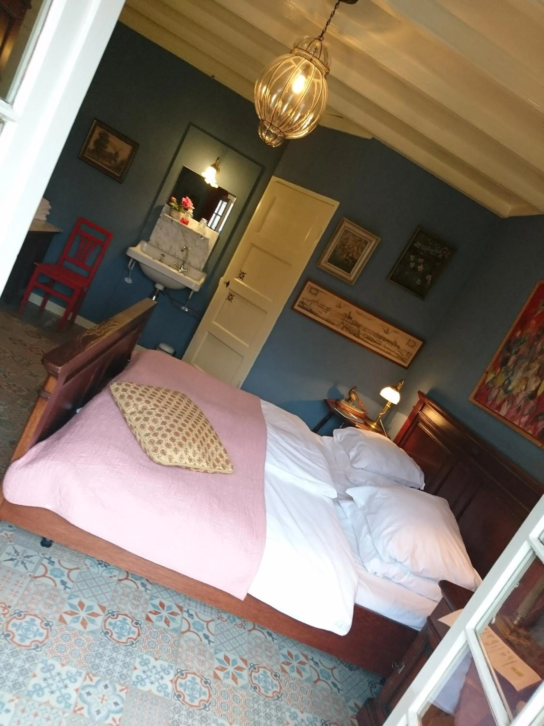 Bed in Deventer Heritage en Boutique B&B, museumhuis "De Worp", het huis met de theekoepel, logeren in authentiek historisch erfgoed
