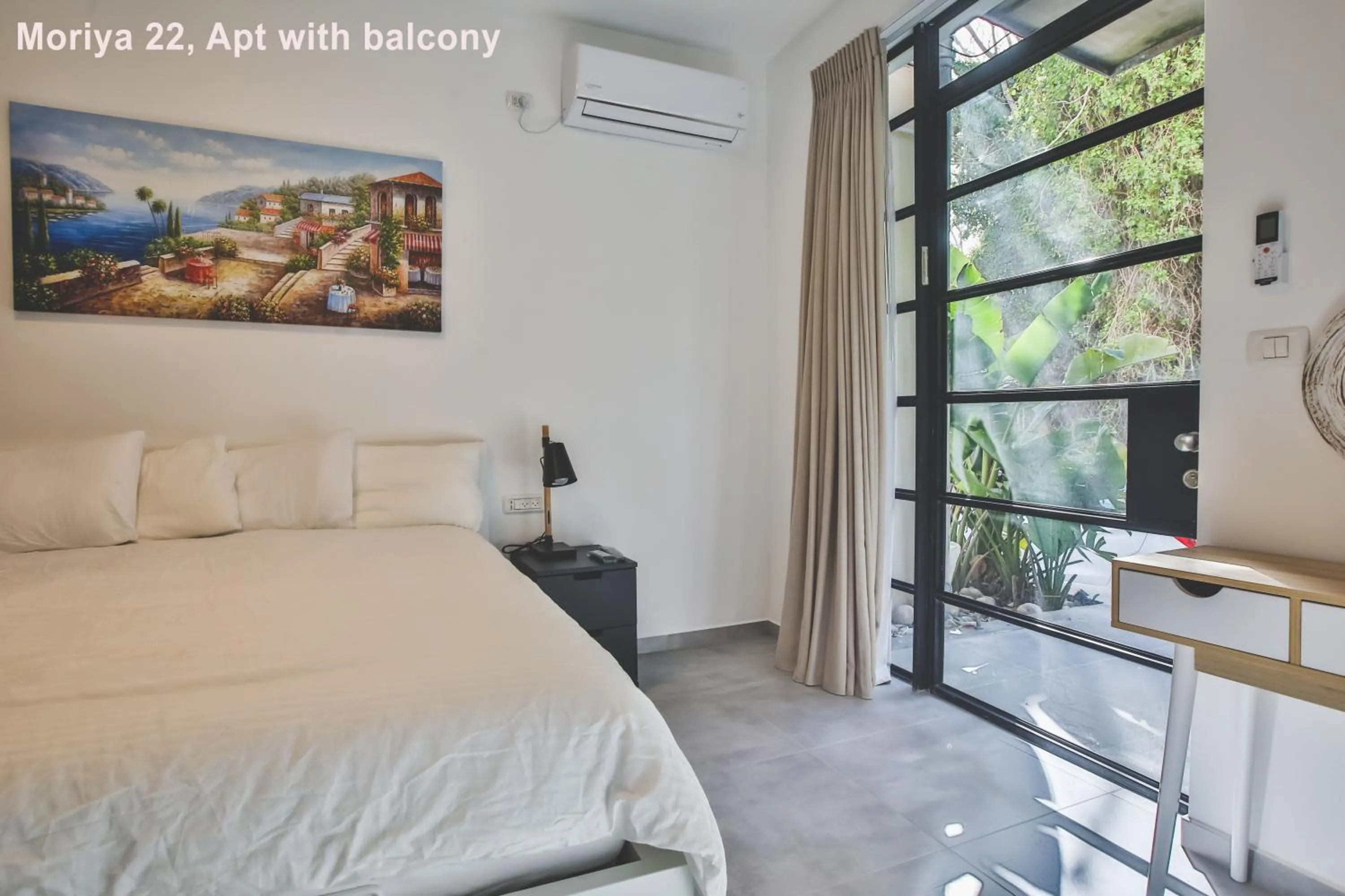 Balcony/Terrace, Bed in Carmel Boutique Apartments