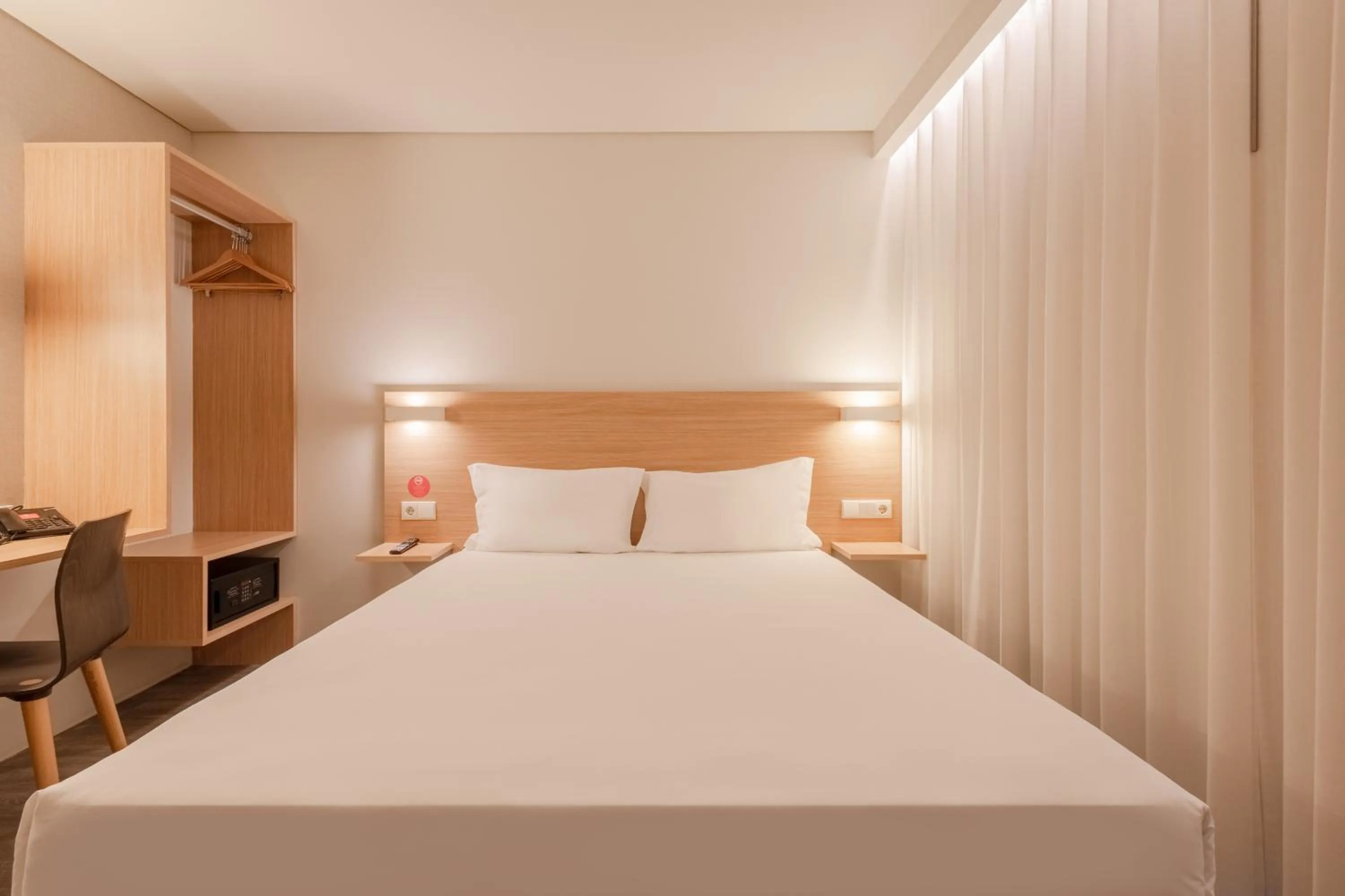 Breakfast, Bed in Moov Hotel Porto Norte