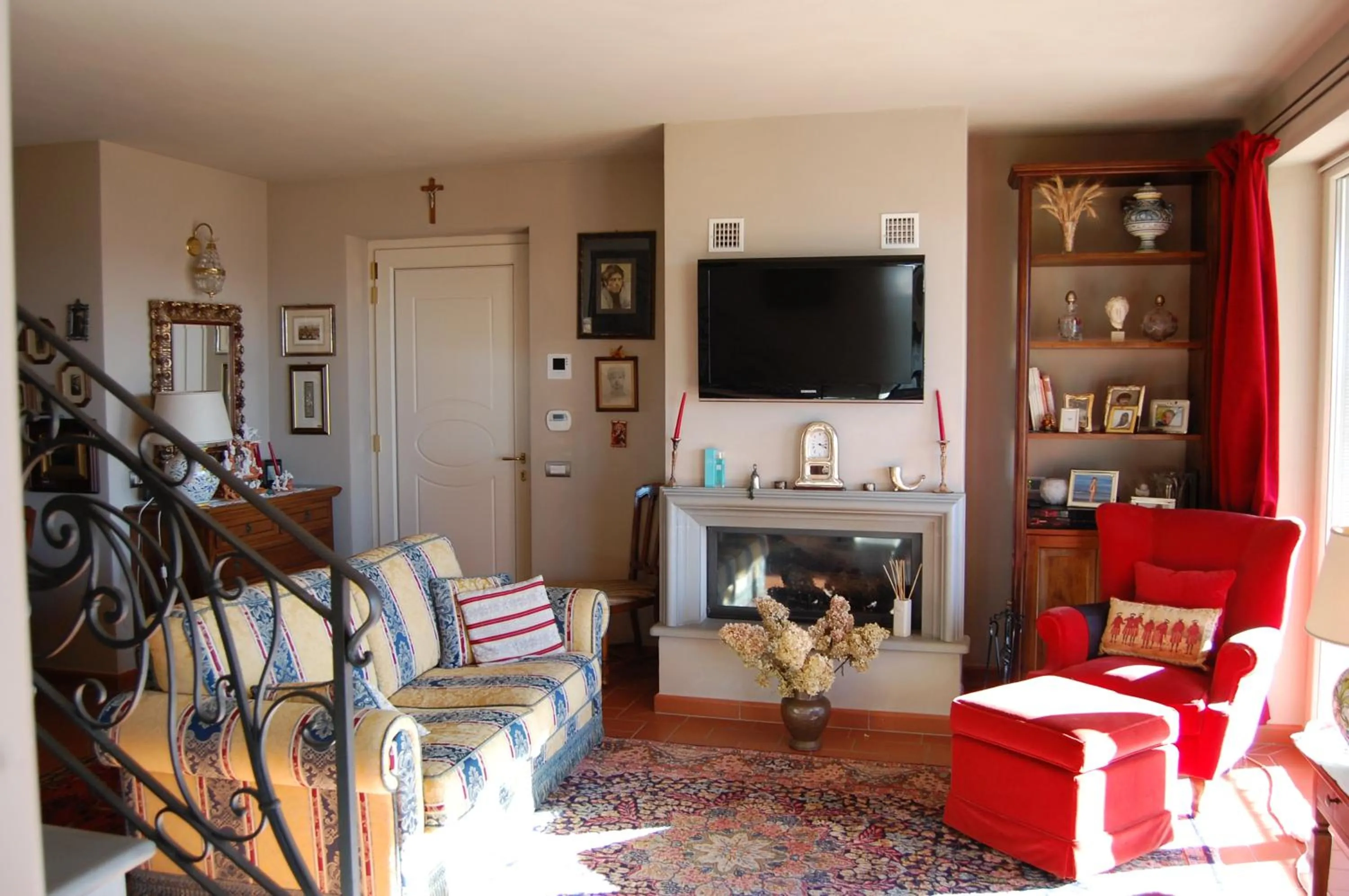 Communal lounge/ TV room in Villa Lucrezia