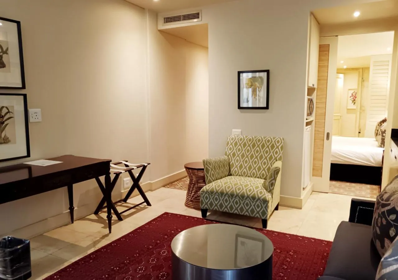 Living room, Bed in Royal Palm Hotel