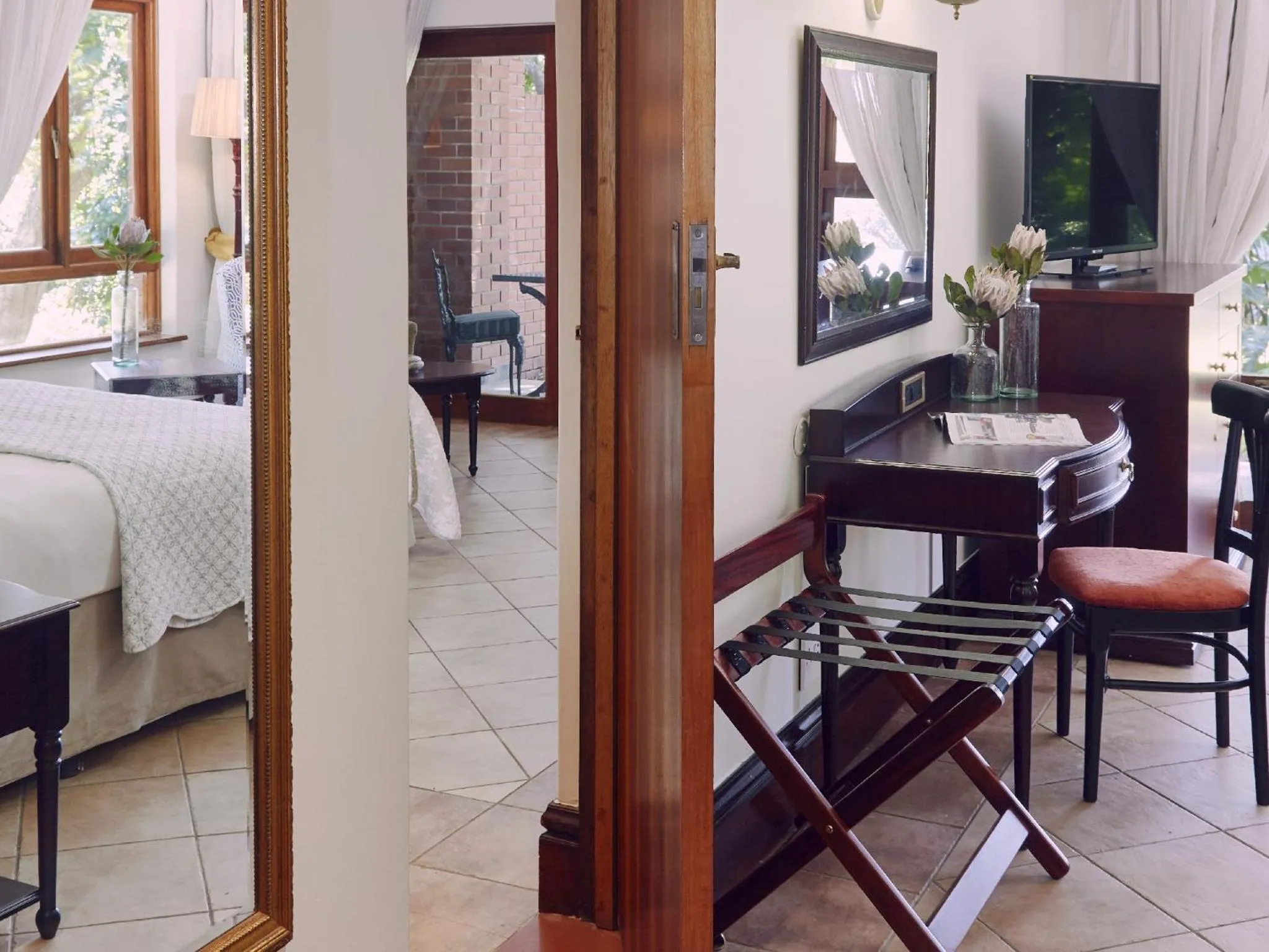 TV and multimedia, Bed in Selborne Golf Estate, Hotel & Spa