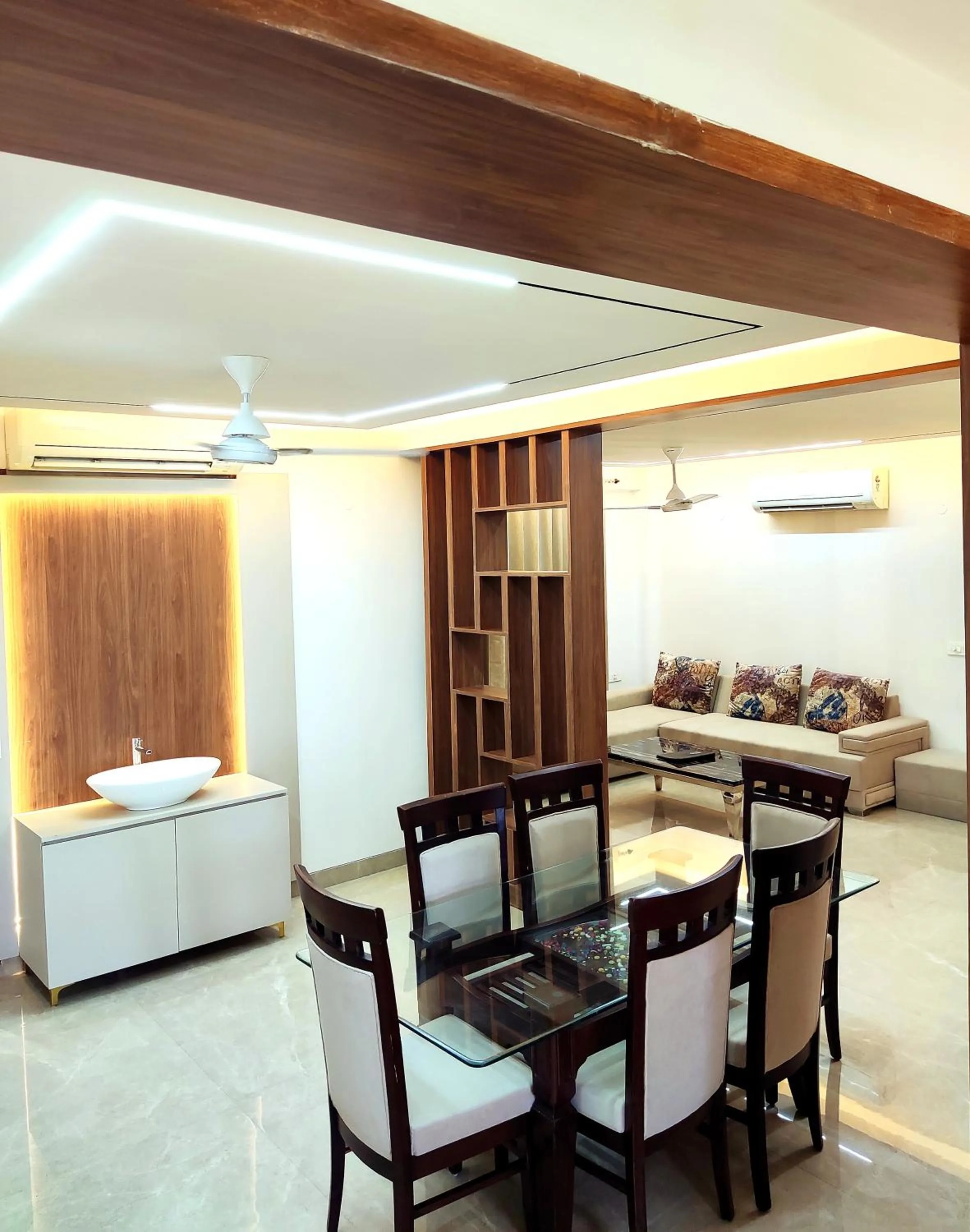 Dining area in Gazebo Inn & Suites Medanta