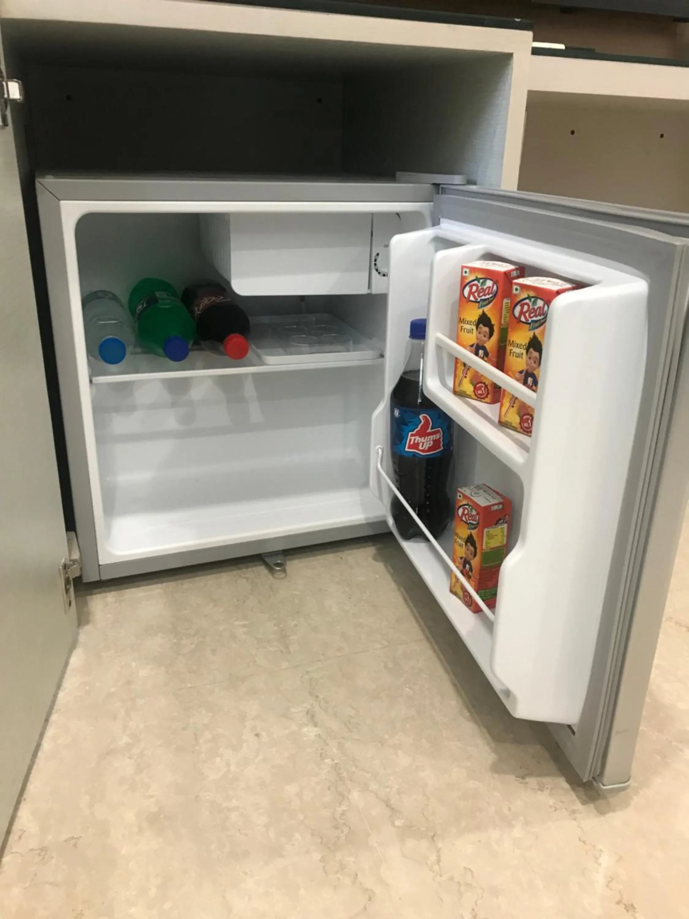 oven in Gazebo Inn & Suites Medanta