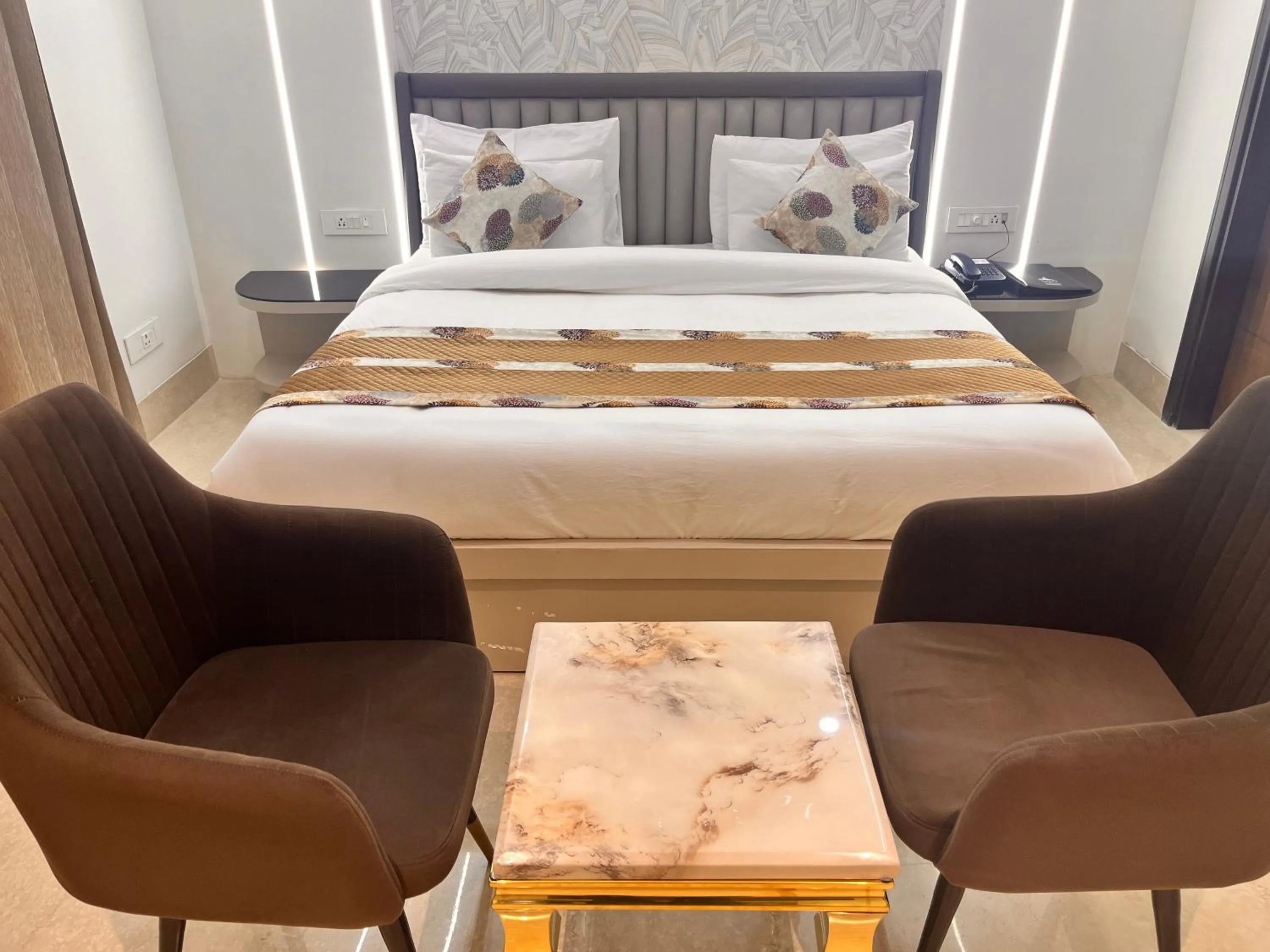 Bed in Gazebo Inn & Suites Medanta