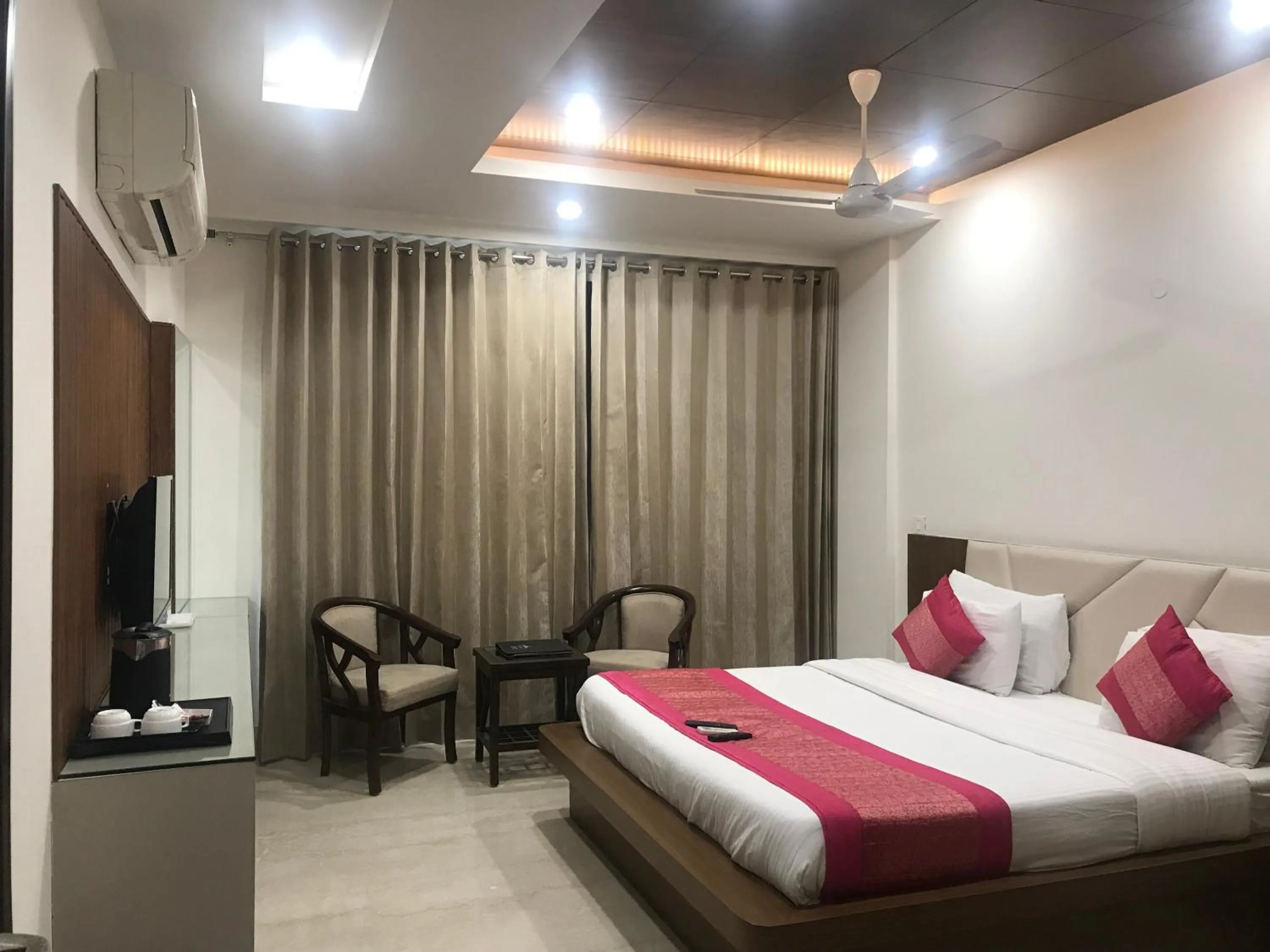 Bedroom, Bed in Gazebo Inn & Suites Medanta