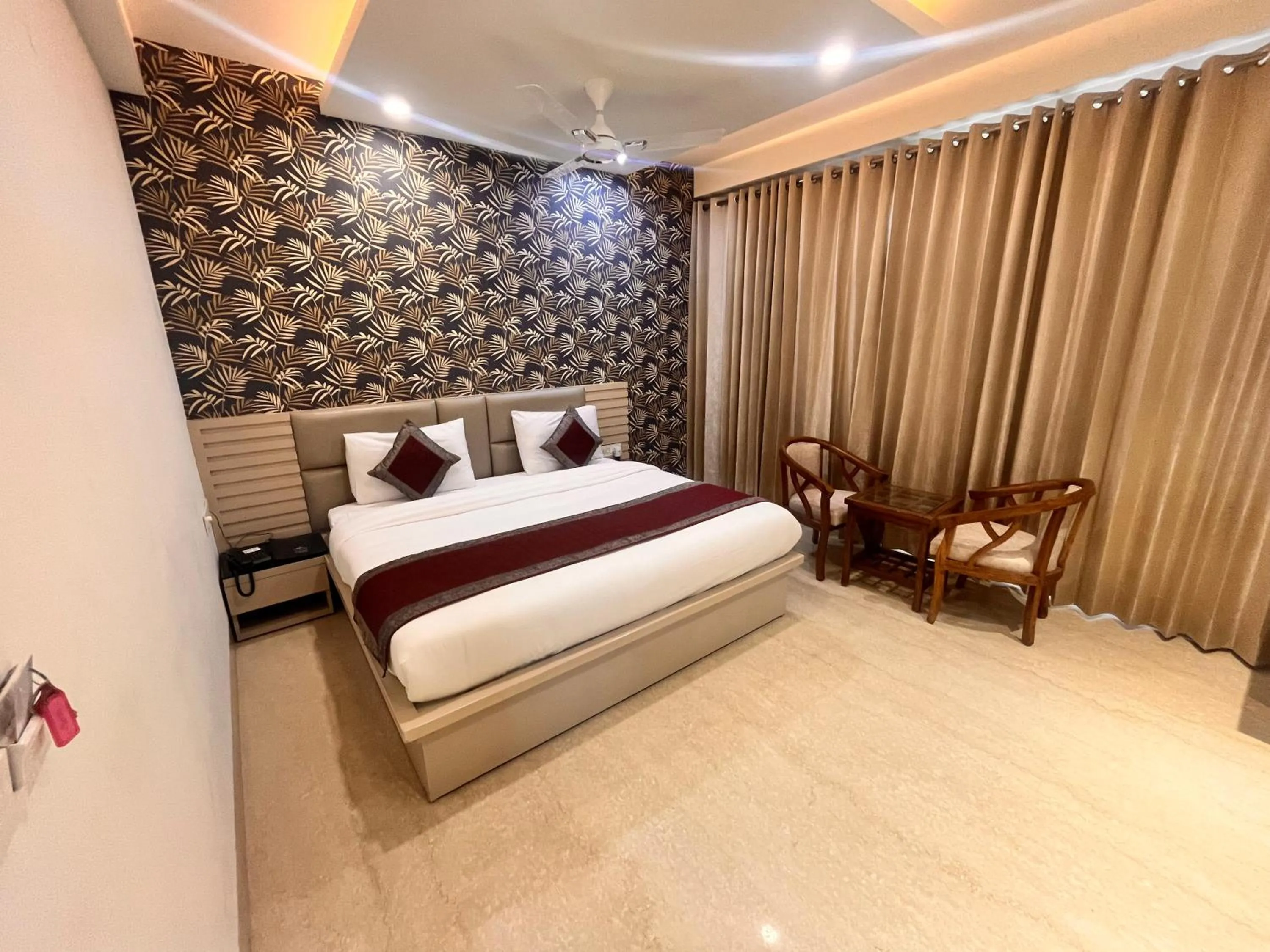 Bed in Gazebo Inn & Suites Medanta