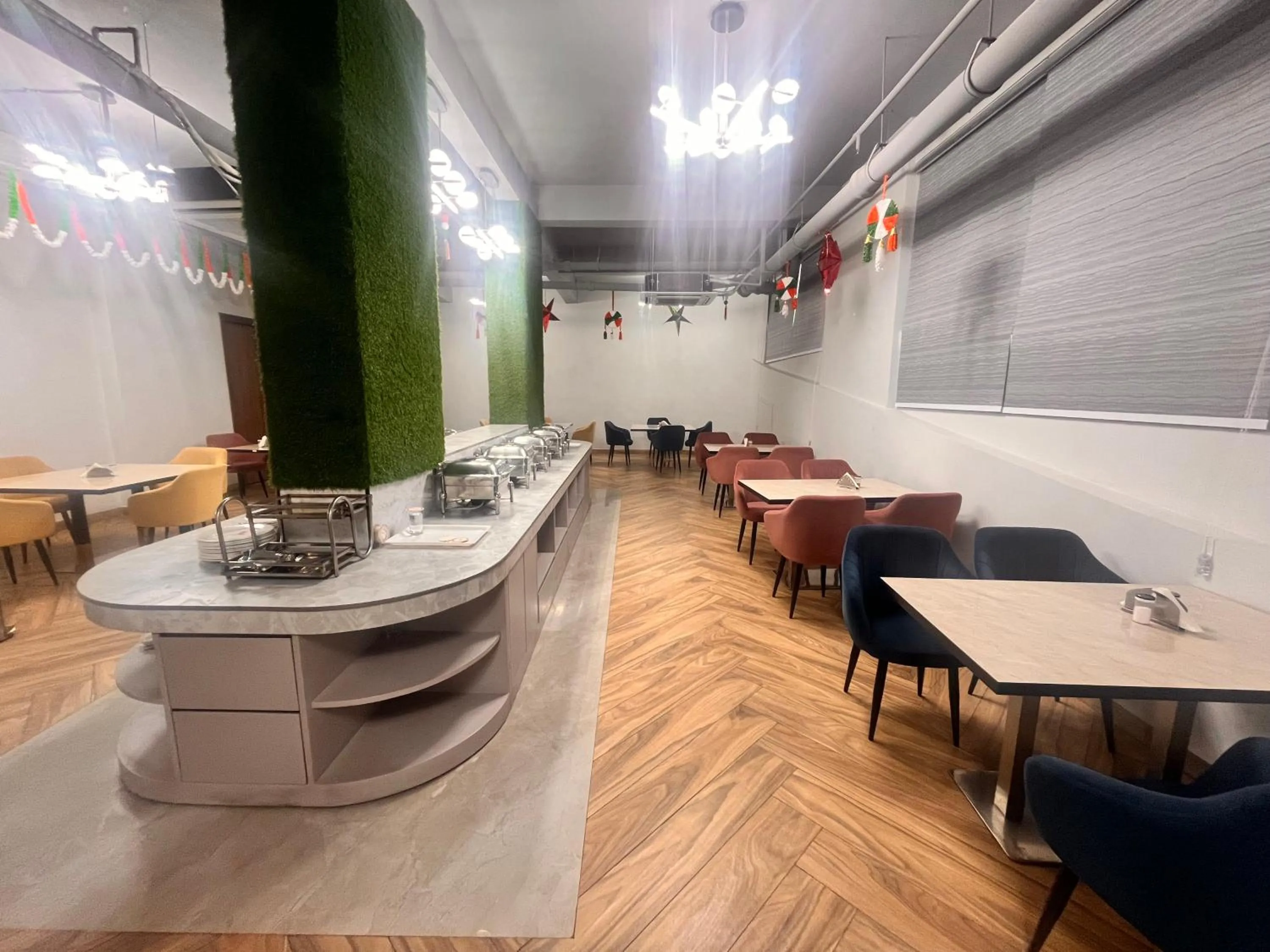 Restaurant/places to eat in Gazebo Inn & Suites Medanta