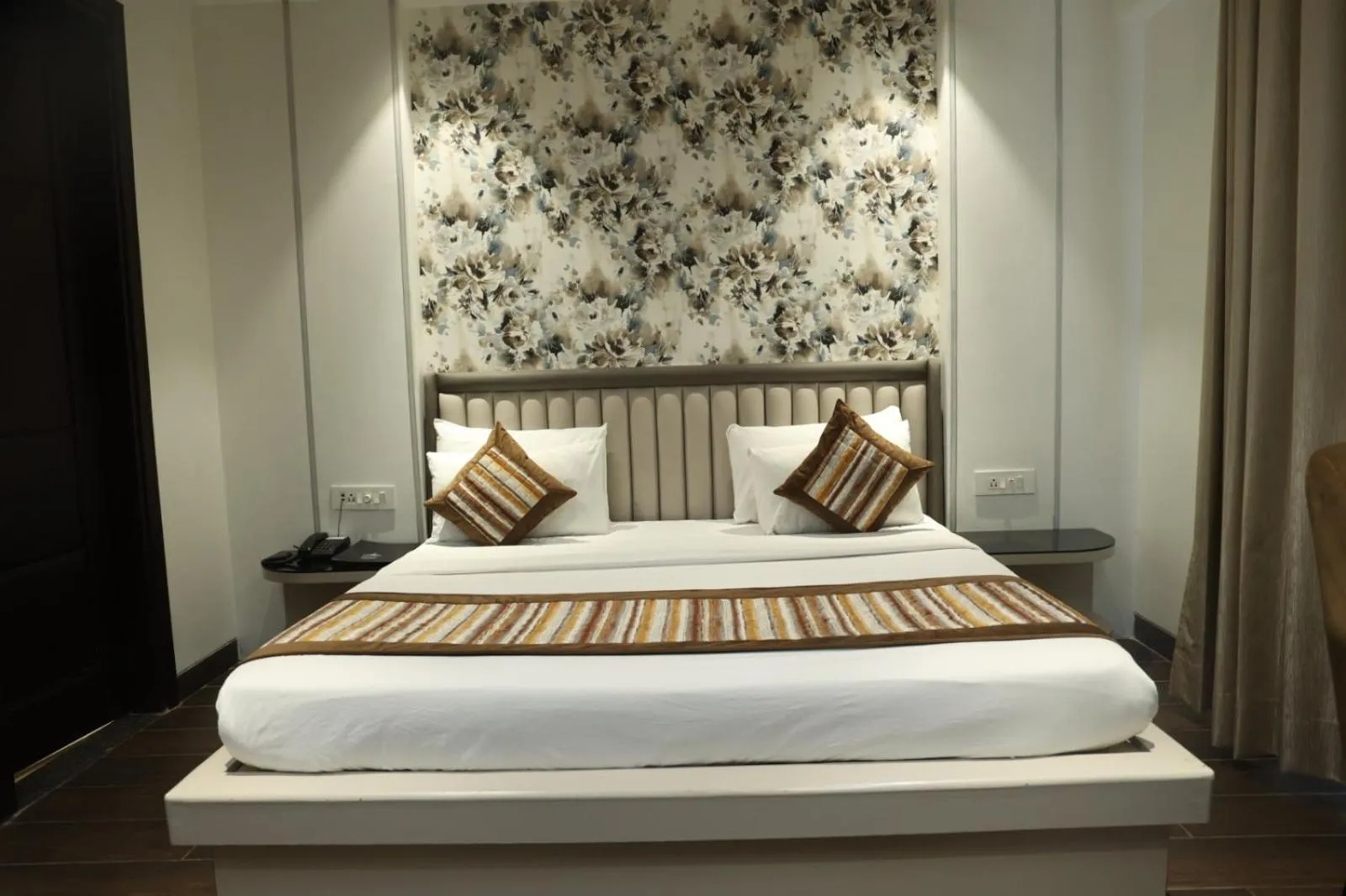 Bed in Gazebo Inn & Suites Medanta