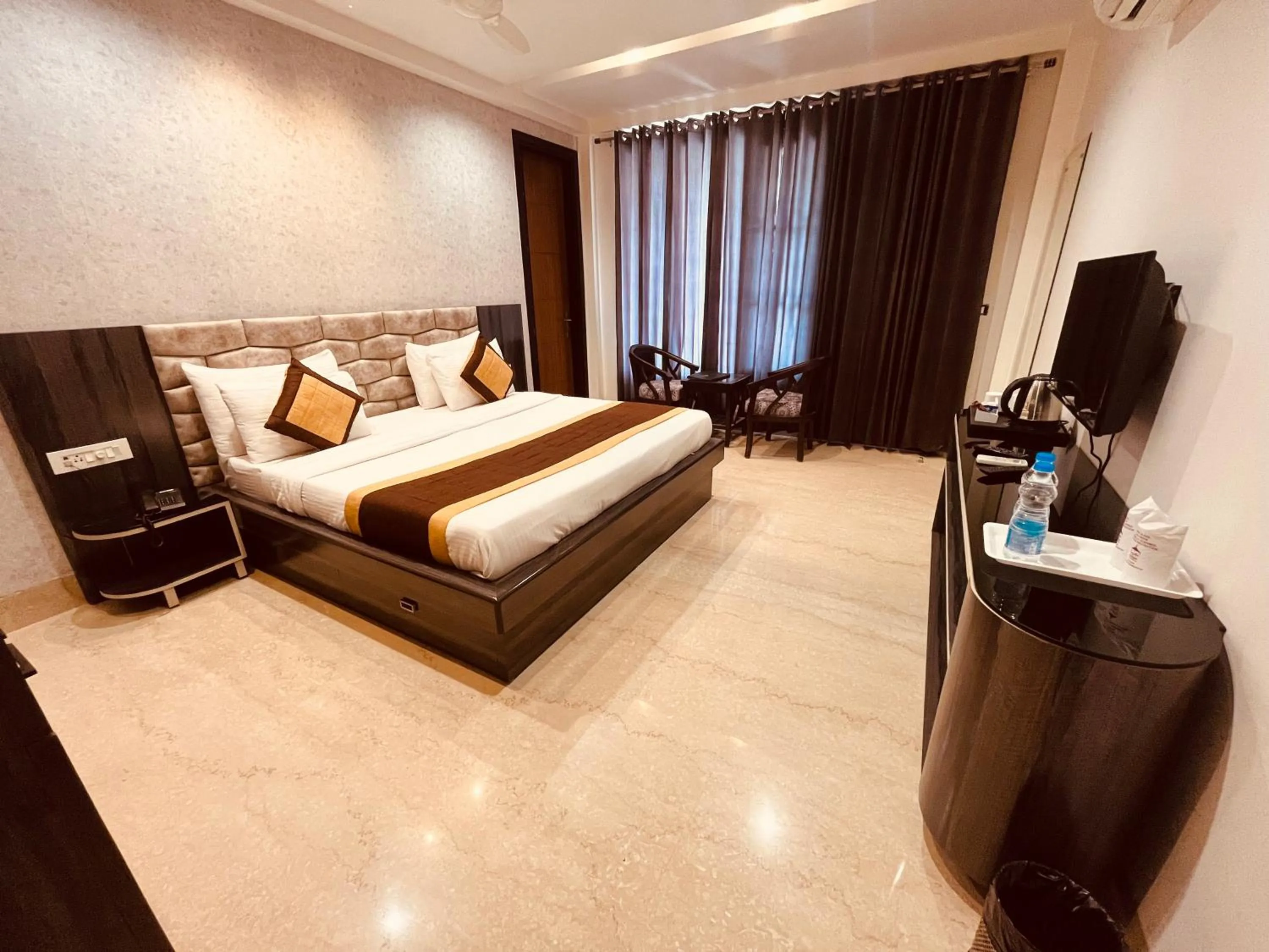 Bed in Gazebo Inn & Suites Medanta