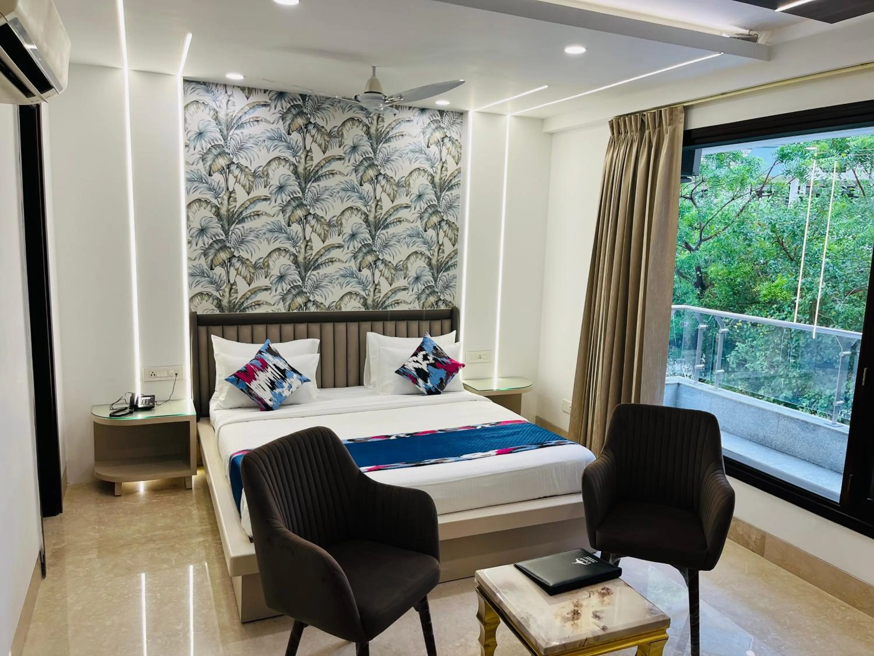 Bedroom, Bed in Gazebo Inn & Suites Medanta