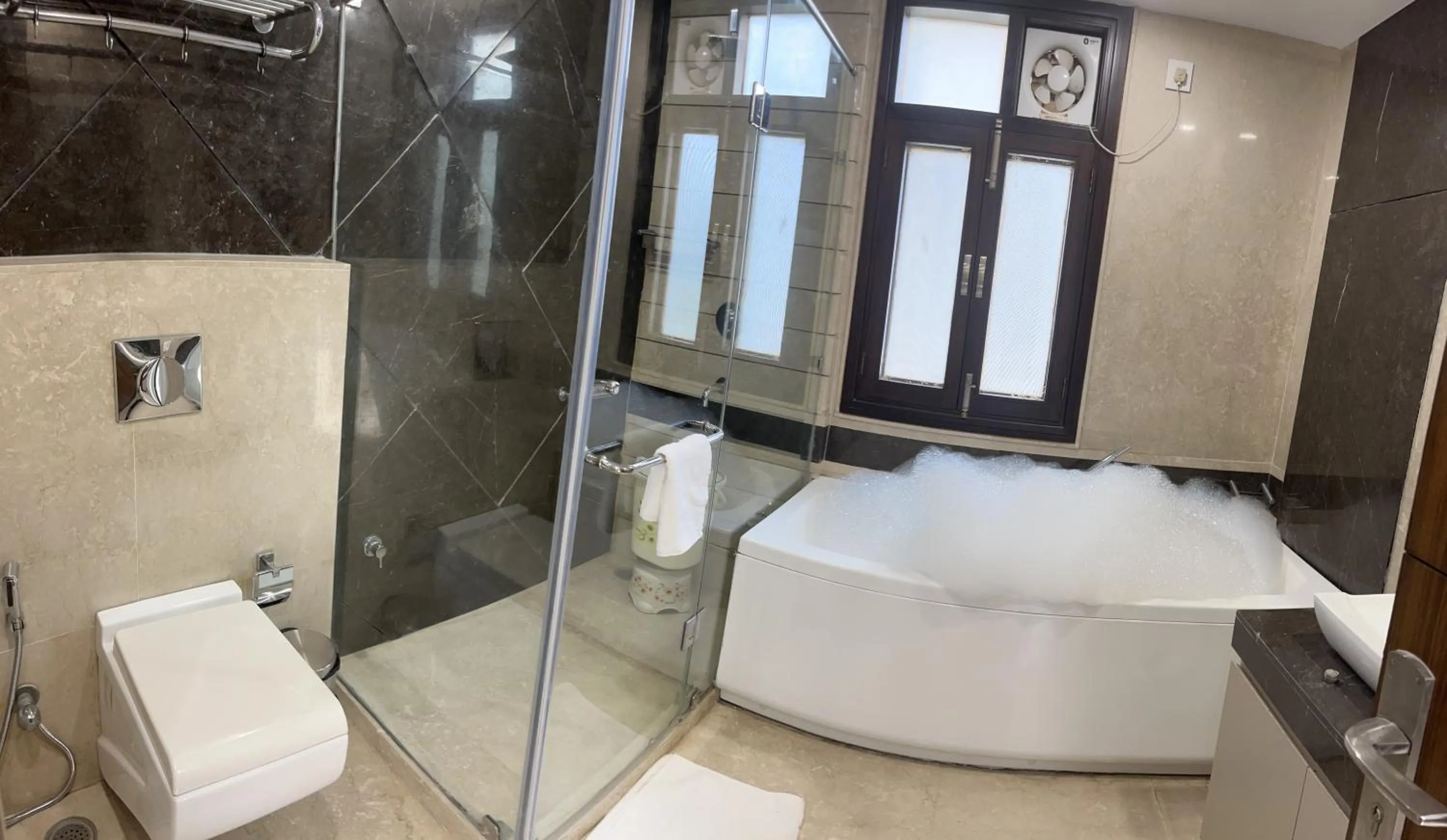 Bathroom in Gazebo Inn & Suites Medanta