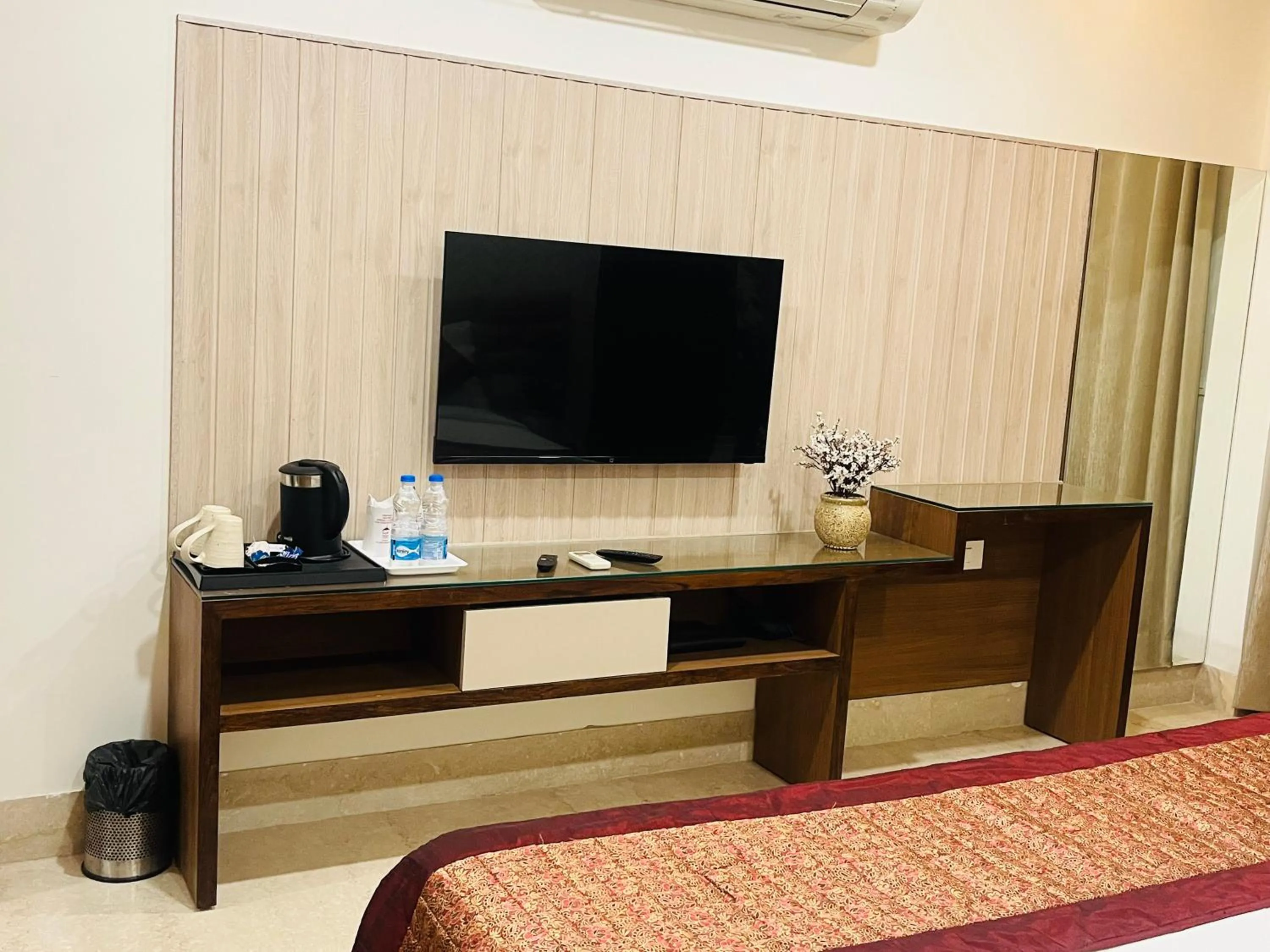 Bedroom, Bed in Gazebo Inn & Suites Medanta