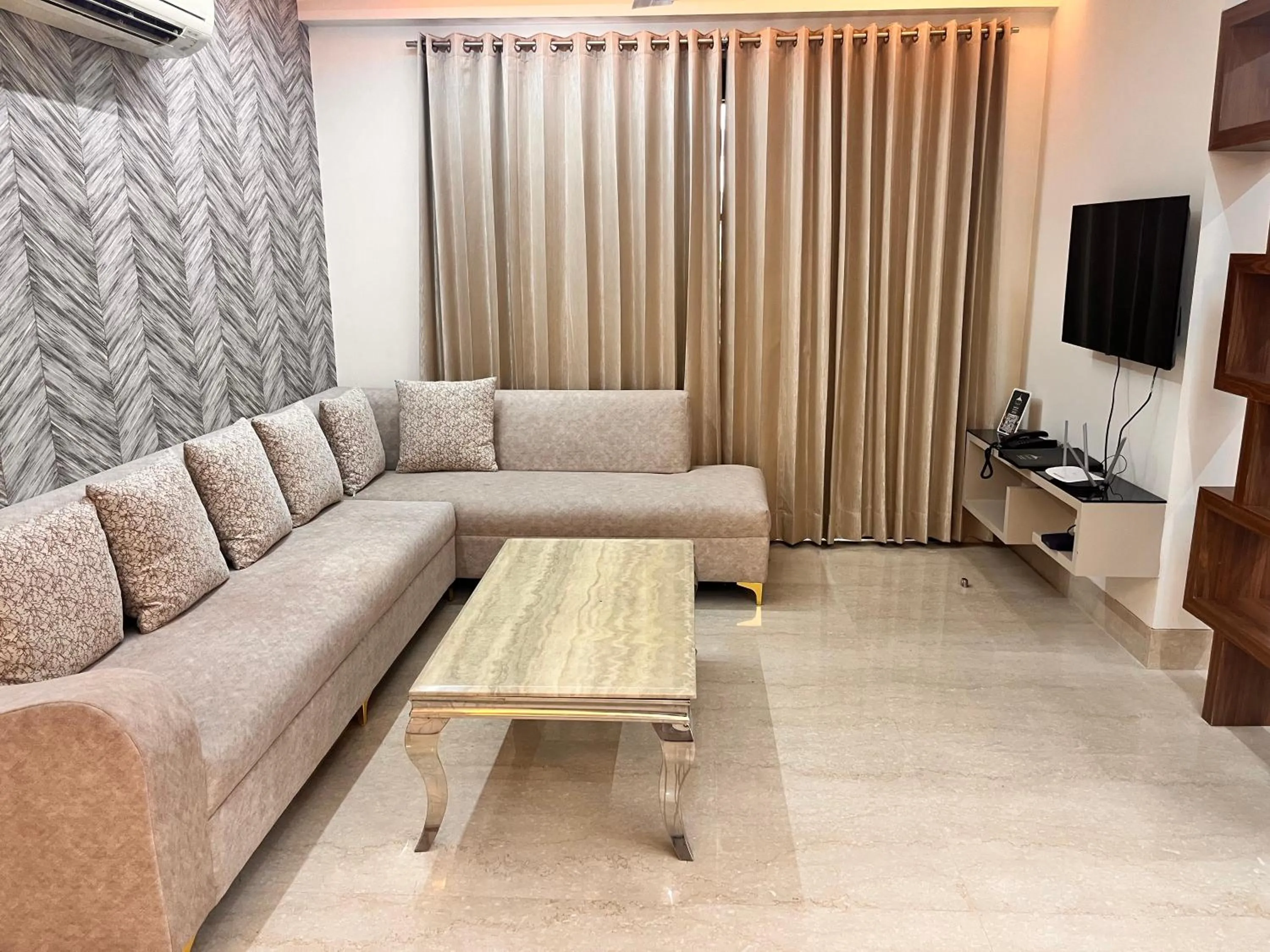 Living room in Gazebo Inn & Suites Medanta