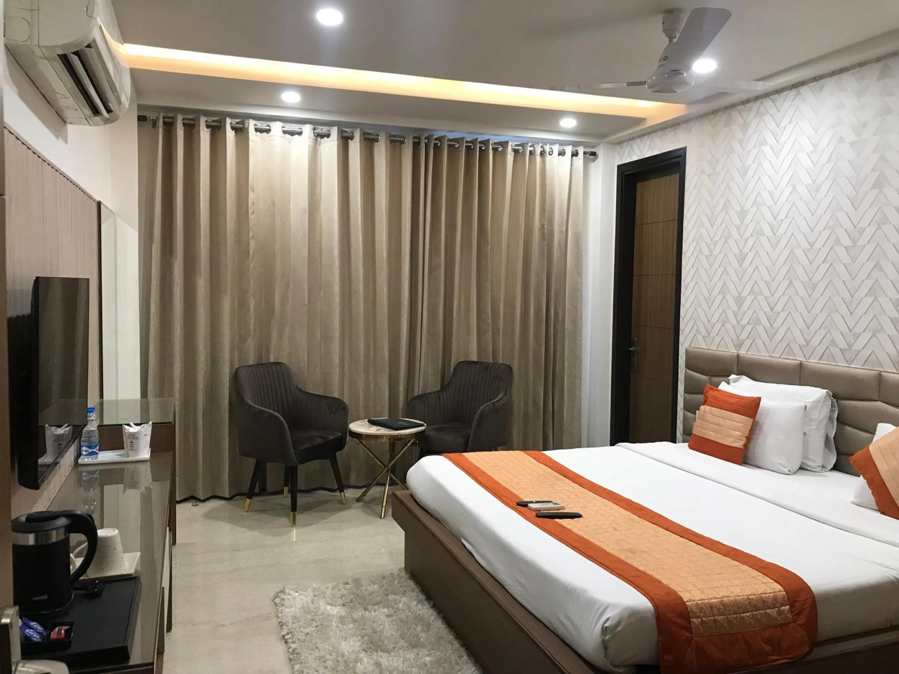 Photo of the whole room, Bed in Gazebo Inn & Suites Medanta