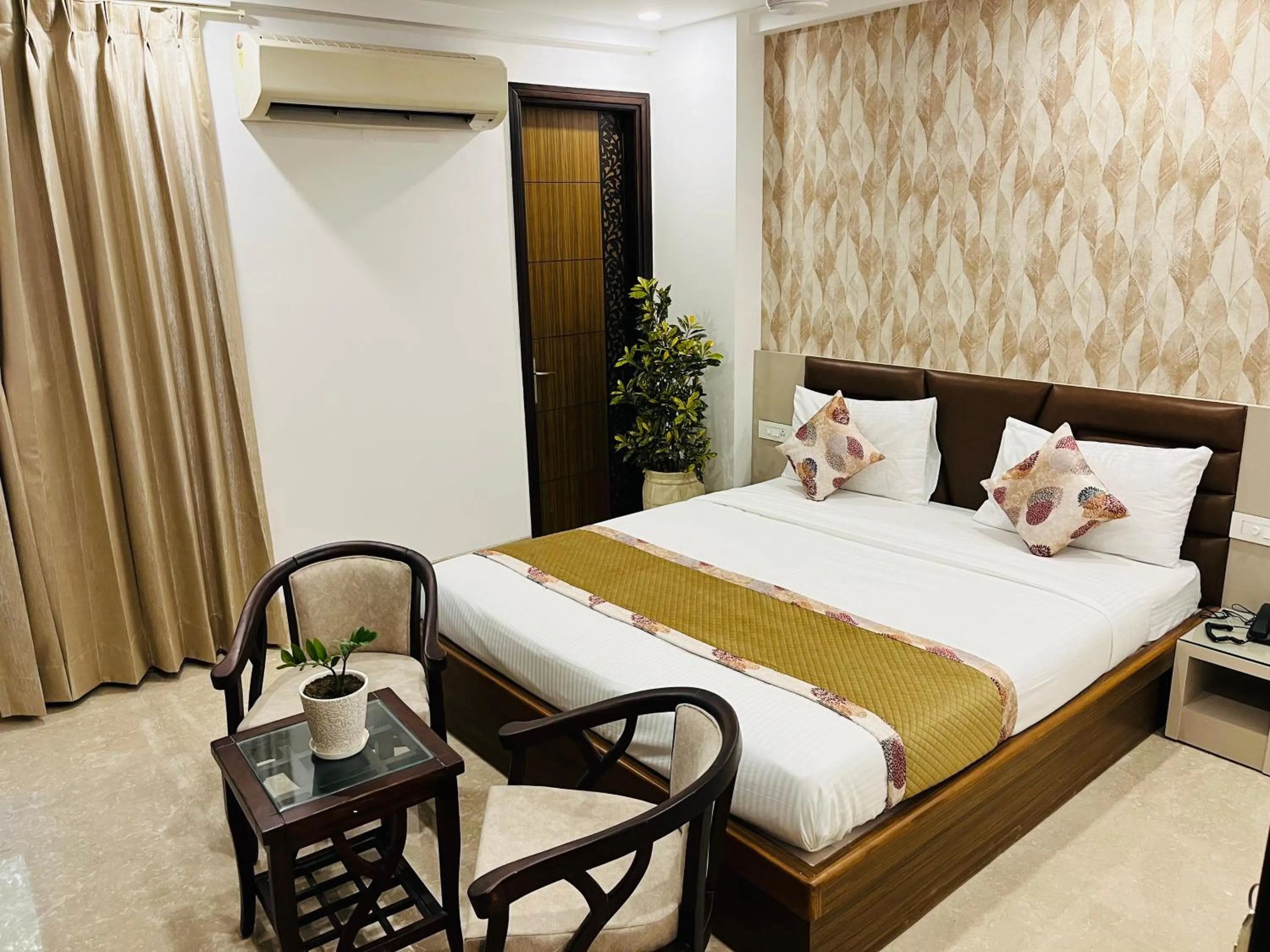 Bedroom, Bed in Gazebo Inn & Suites Medanta