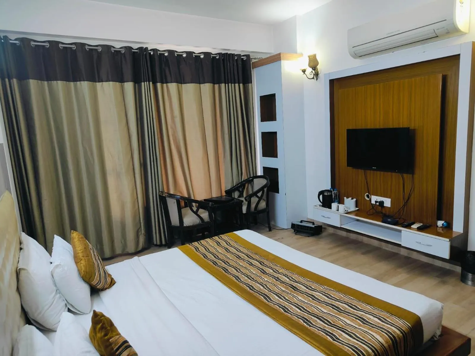 Photo of the whole room, Bed in Gazebo Inn & Suites Medanta