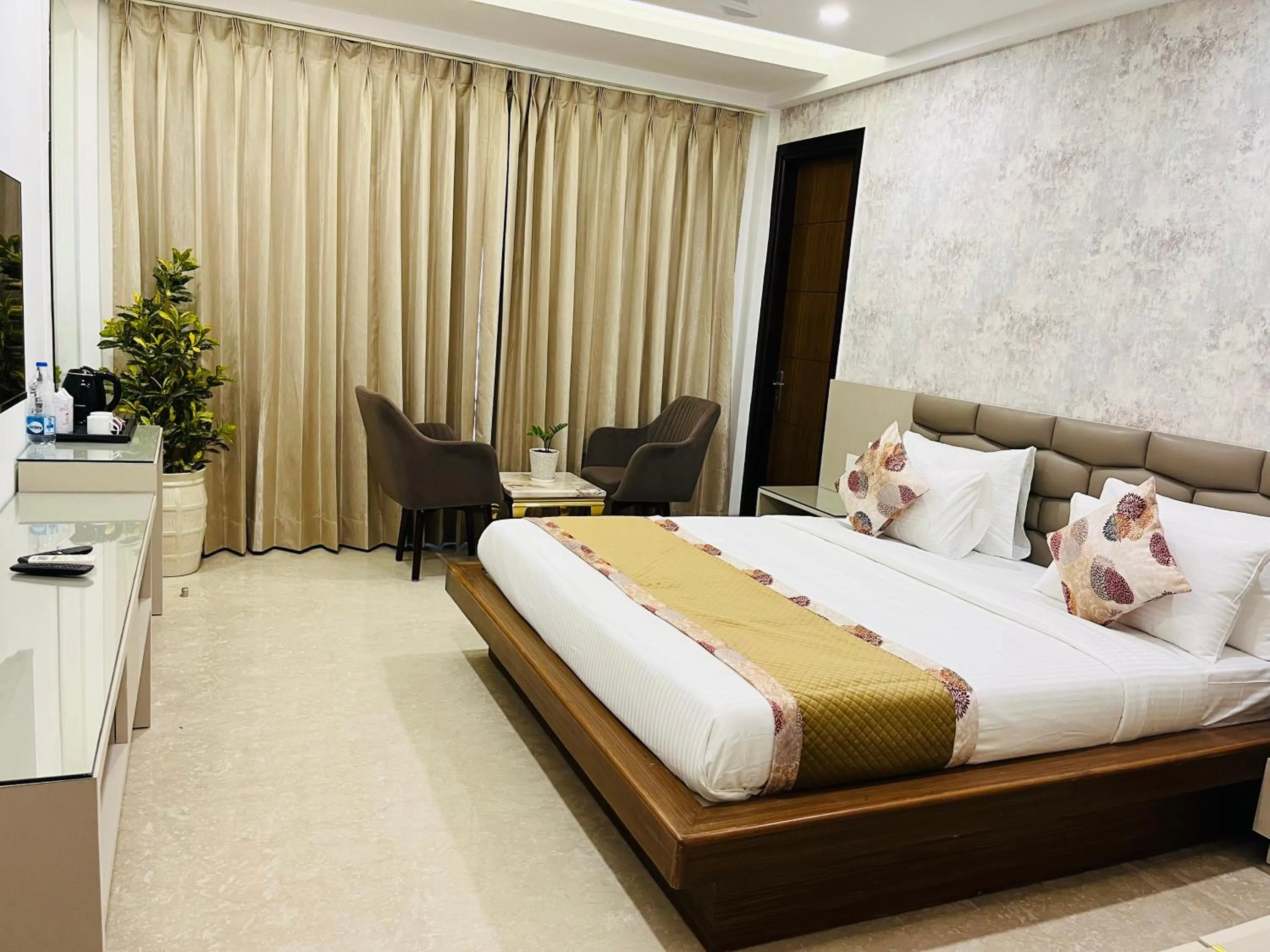 Bedroom, Bed in Gazebo Inn & Suites Medanta