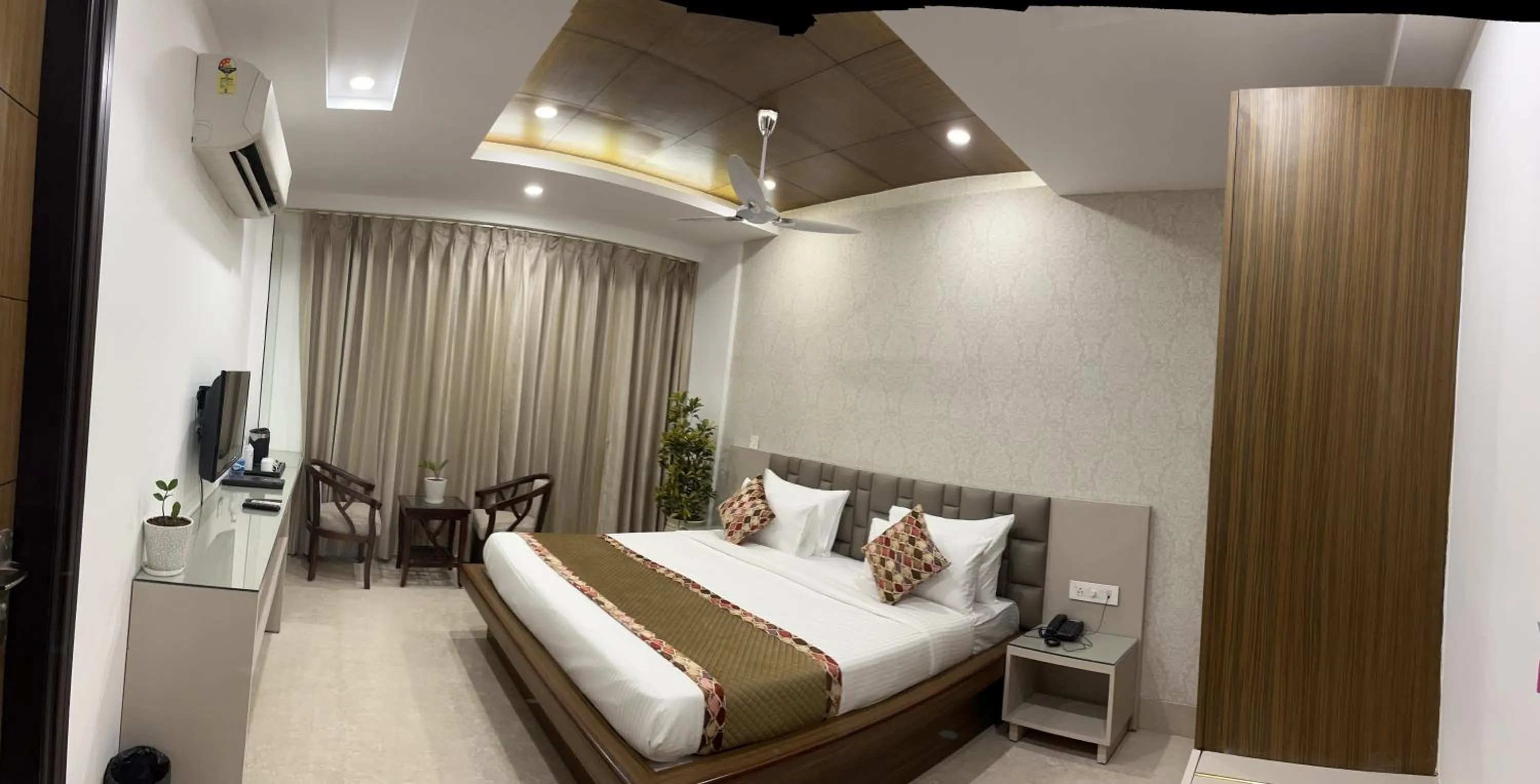 Bedroom, Bed in Gazebo Inn & Suites Medanta