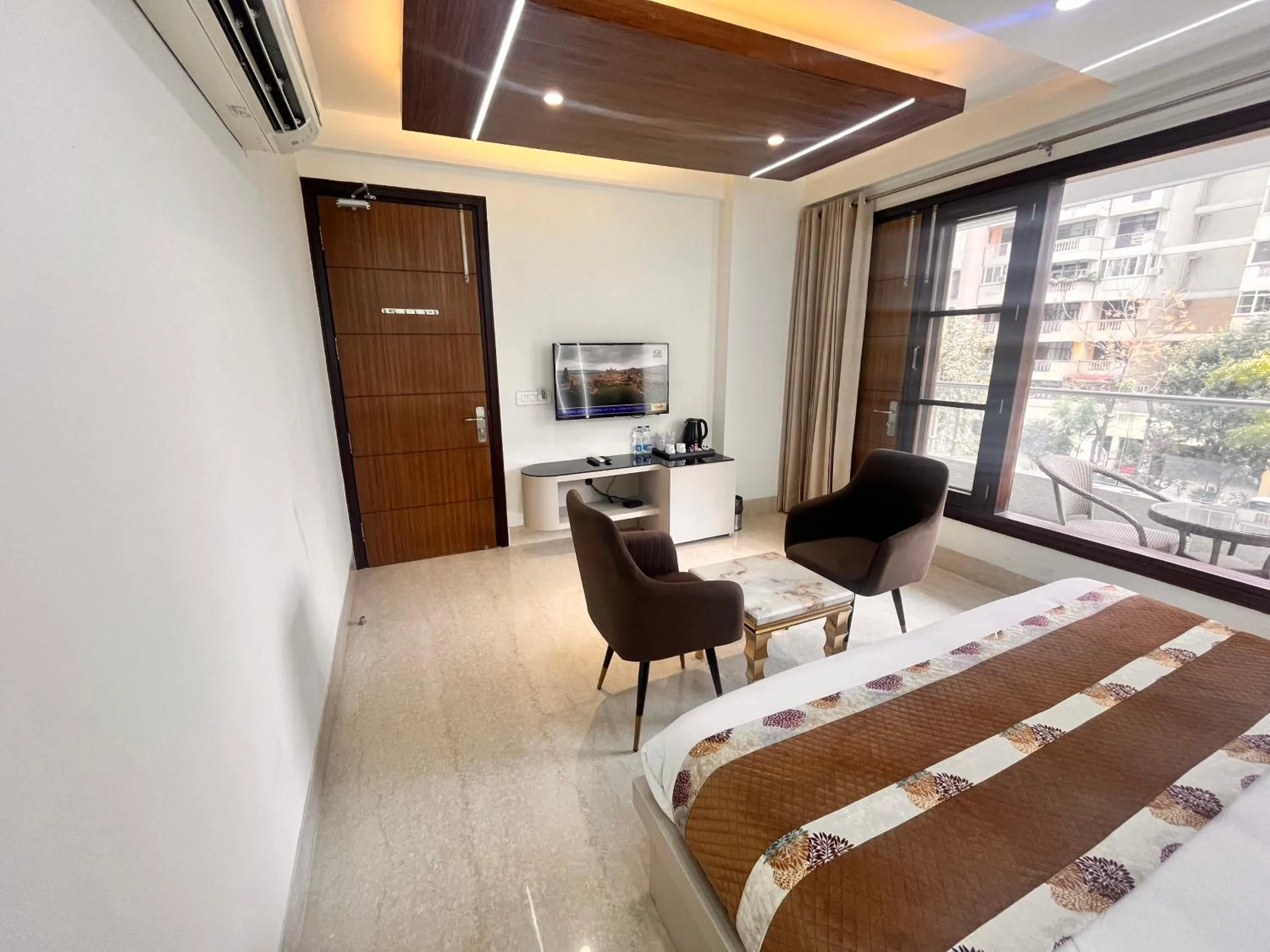 Balcony/Terrace, Bed in Gazebo Inn & Suites Medanta