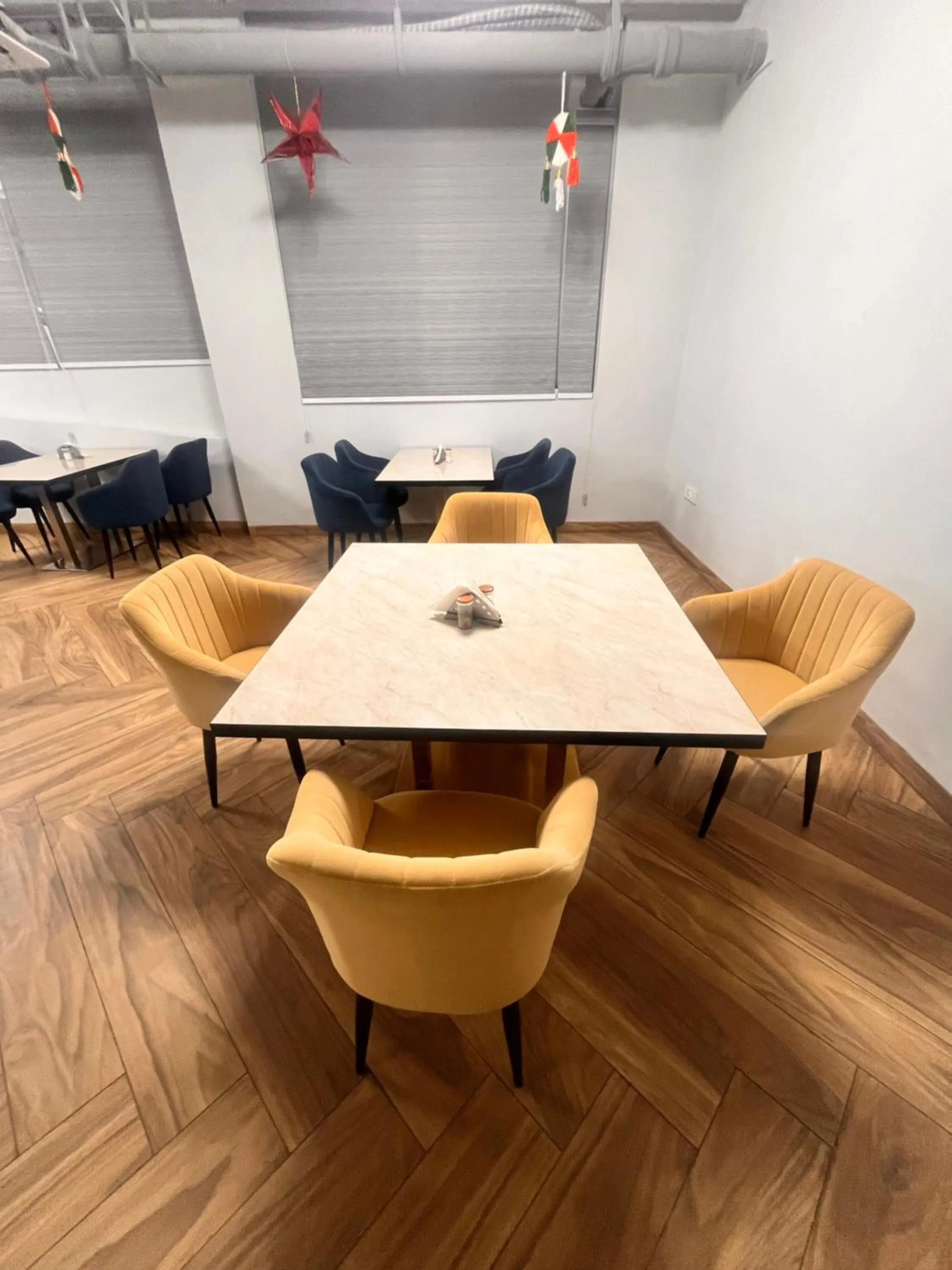 Restaurant/places to eat in Gazebo Inn & Suites Medanta