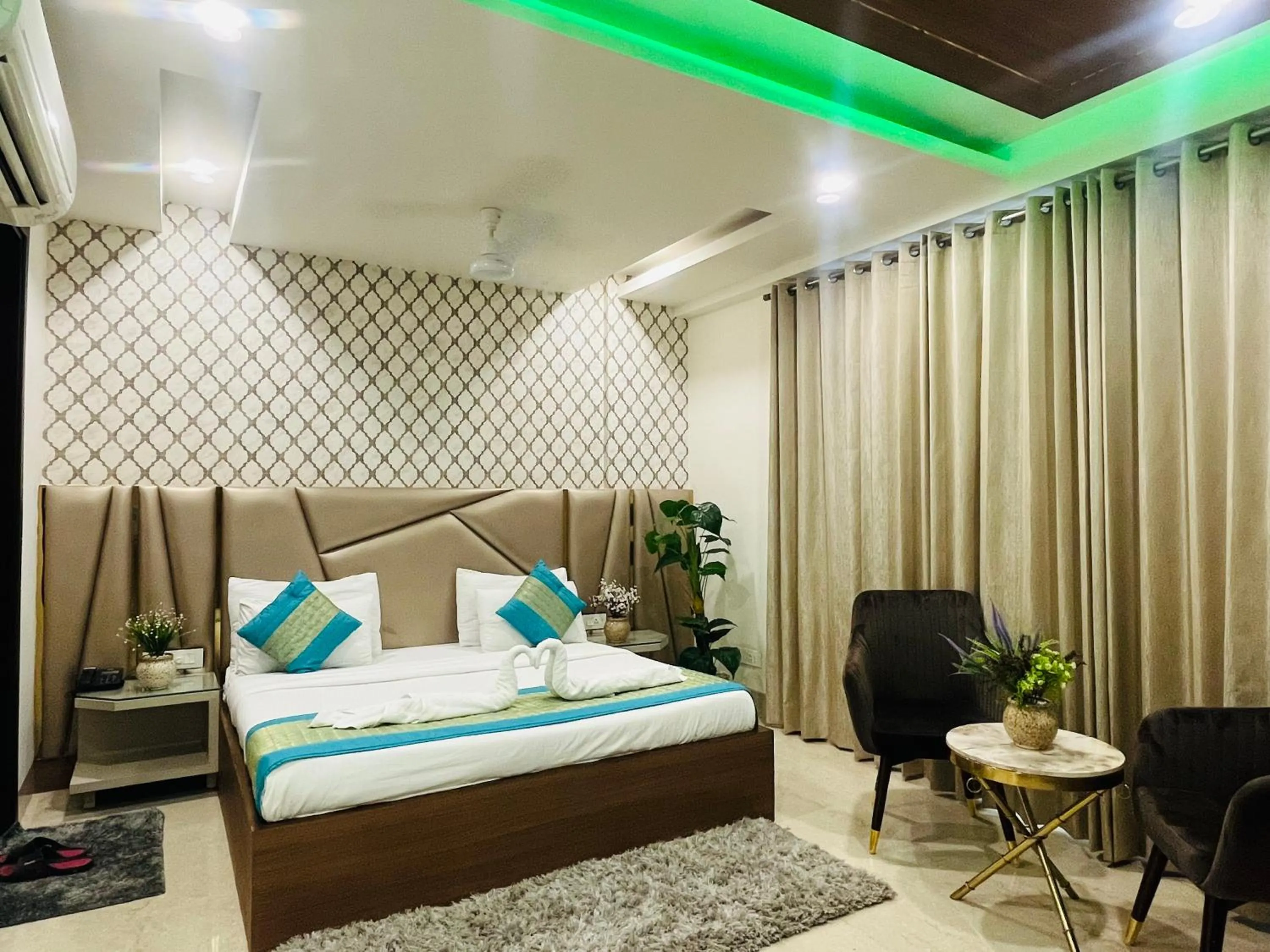 Bedroom, Bed in Gazebo Inn & Suites Medanta