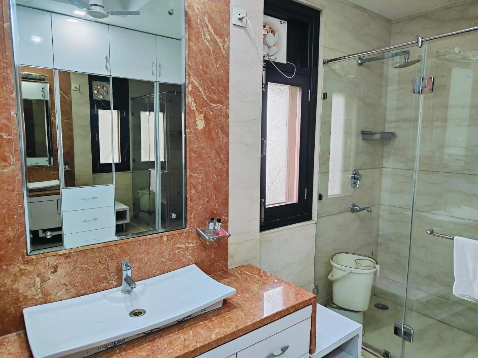 Toilet in Gazebo Inn & Suites Medanta